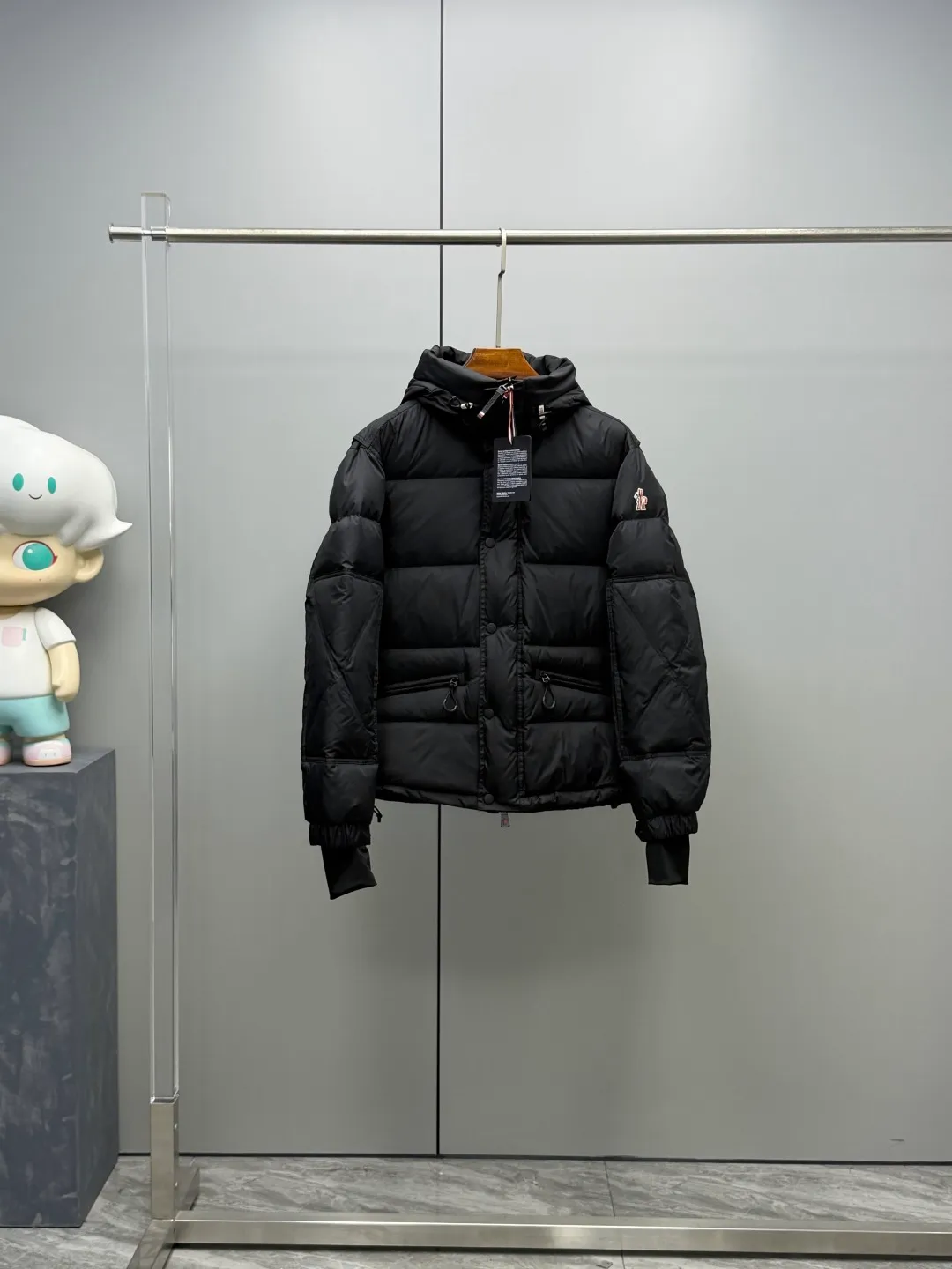 P1360 Moncler 2025 Autumn and Winter New Kasanka Men's Hooded Down Jacket Ski Jacket combines the hard-core performance of professional ski equipment with Moncler's iconic down filling technology to create all-round protection for winter outdoors. High-density windproof fabric with full down filling can easily withstand cold wind and snow; the hood design can be adjusted to fit the head, and the windproof closing details on the cuffs add a sense of practicality. The three-dimensional tailoring of the shoulders and sleeves is suitable for big movements such as skiing, taking into account freedom of movement and style. The military green tone is calm and atmospheric. Whether it is riding on the snow field or commuting daily, it is the hard currency of winter that shows style, perfectly integrating functionality and high-end sense in one jacket. Color: Black Army Green Size: 1-2-3-4-5