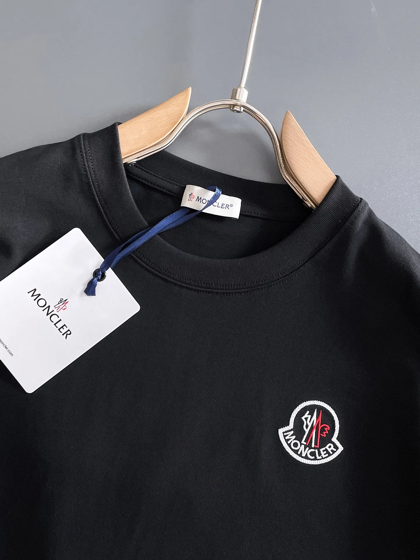 P190 MONCLER selects 340 grams of customized fabrics, high weight [top quality], special embroidery technology + customized seal embellishment, same style for men and women. Size: S M L XL XXL Color: Black White
