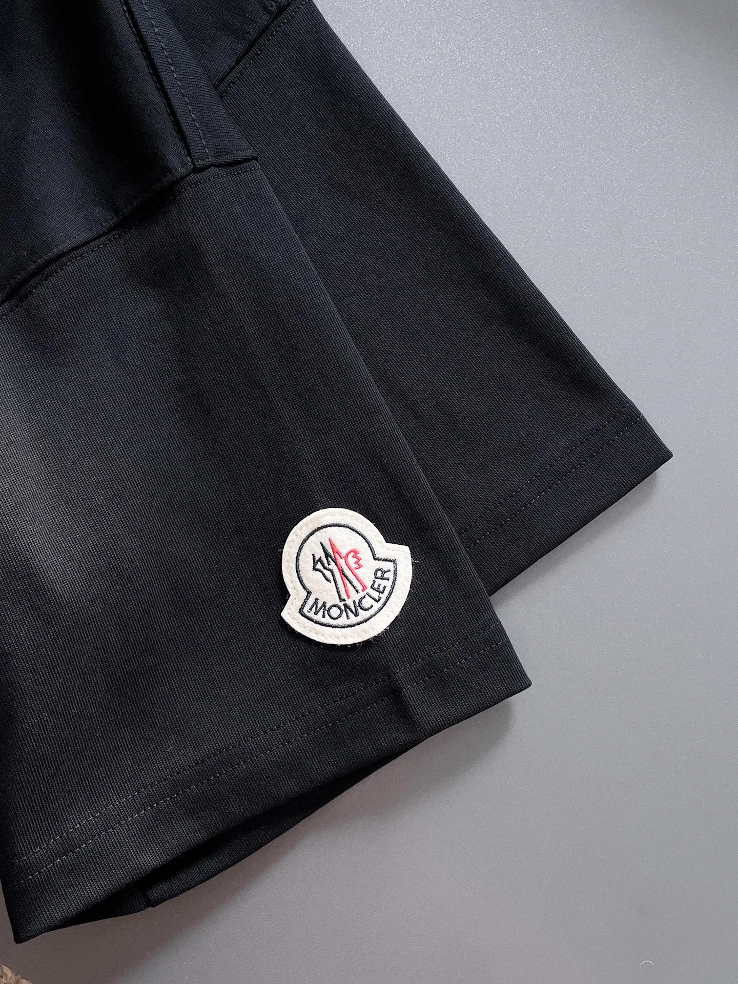 P190 MONCLER selects 340 grams of customized fabrics, high weight [top quality], special embroidery technology + customized seal embellishment, same style for men and women. Size: S M L XL XXL Color: Black White