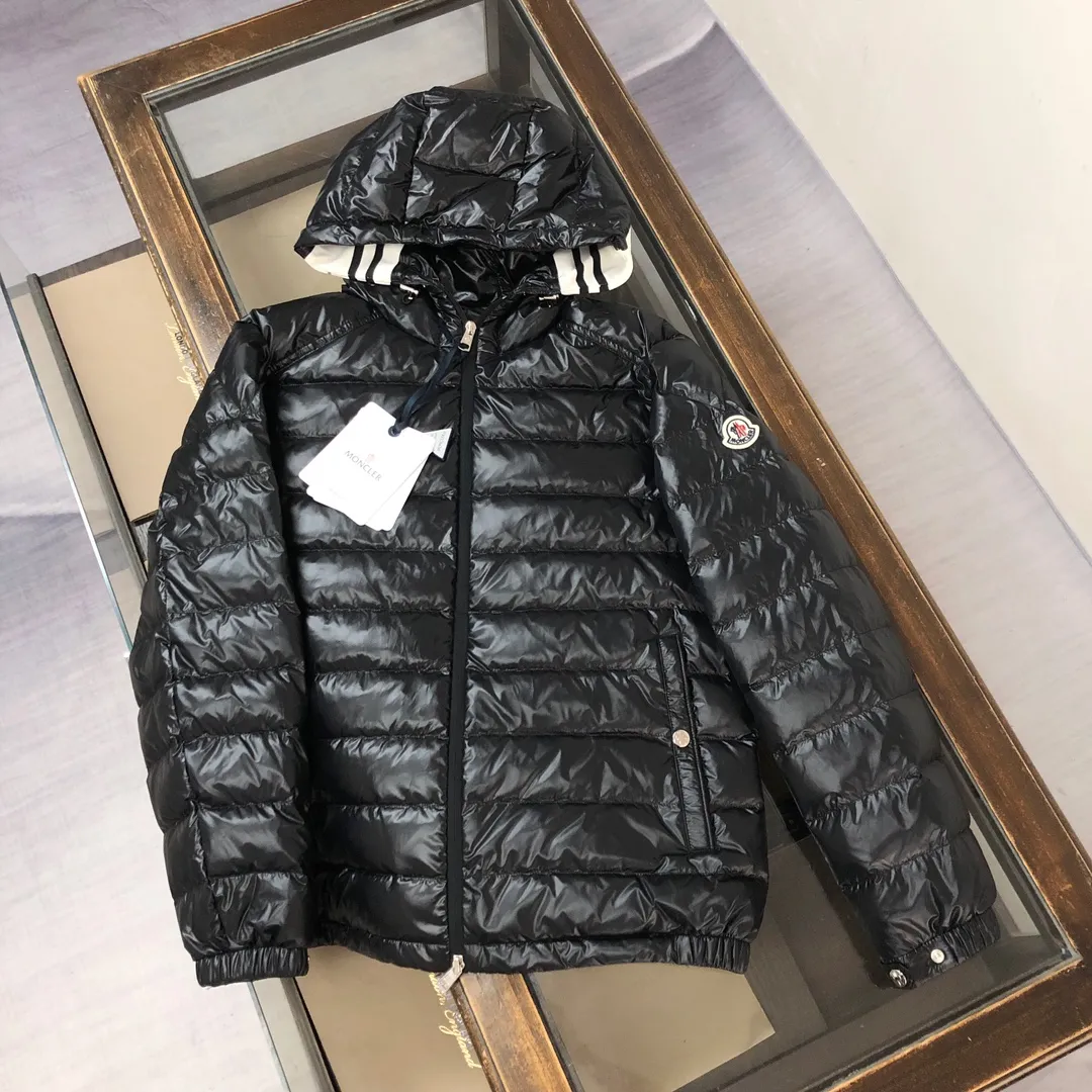 P800 🆕🆕🆕MONCLER 2024 winter latest hooded down jacket, thin and light, couple style! ! On sale simultaneously on the official website! This down jacket has a great sense of design and looks, and you can buy it directly with quality control. It’s a high-end product that you can’t go wrong with! Simple and elegant design ~ The hat webbing is designed with black and white splicing and is engraved with the brand's logo letter print ~ The overall design makes this dress unique! It is made of imported high-tech fabrics and is filled with white duck down. The texture and shape of the fabric are exquisite. You can feel its powerful aura through the detailed pictures. It also has superior handsomeness and thermal performance, making it easy to wear in various occasions! With polythermal insulation, you don’t have to worry about a little chill! It highlights the look and is also very warm~ Color: black, off-white Size: 1-2-3-4-5 (M~3XL)