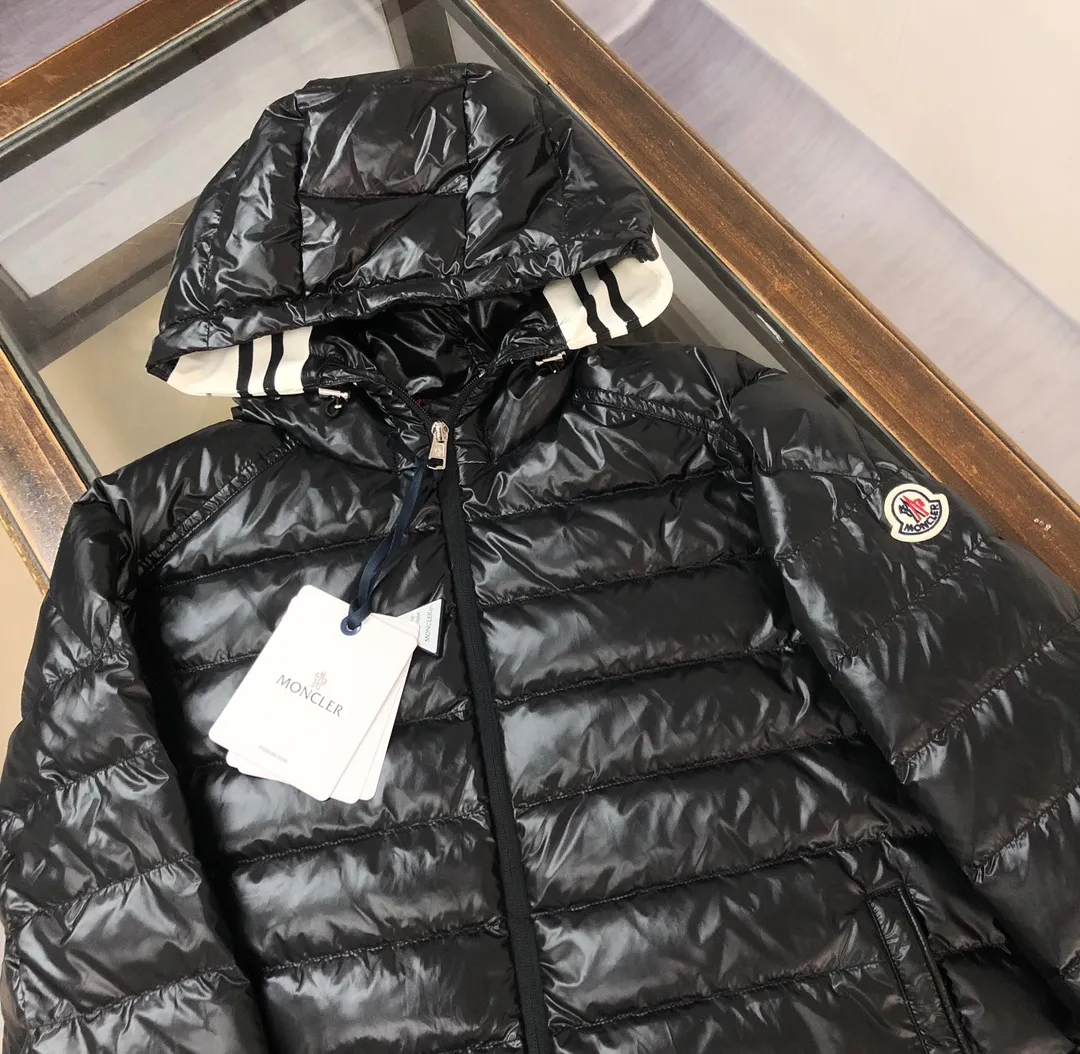 P800 🆕🆕🆕MONCLER 2024 winter latest hooded down jacket, thin and light, couple style! ! On sale simultaneously on the official website! This down jacket has a great sense of design and looks, and you can buy it directly with quality control. It’s a high-end product that you can’t go wrong with! Simple and elegant design ~ The hat webbing is designed with black and white splicing and is engraved with the brand's logo letter print ~ The overall design makes this dress unique! It is made of imported high-tech fabrics and is filled with white duck down. The texture and shape of the fabric are exquisite. You can feel its powerful aura through the detailed pictures. It also has superior handsomeness and thermal performance, making it easy to wear in various occasions! With polythermal insulation, you don’t have to worry about a little chill! It highlights the look and is also very warm~ Color: black, off-white Size: 1-2-3-4-5 (M~3XL)