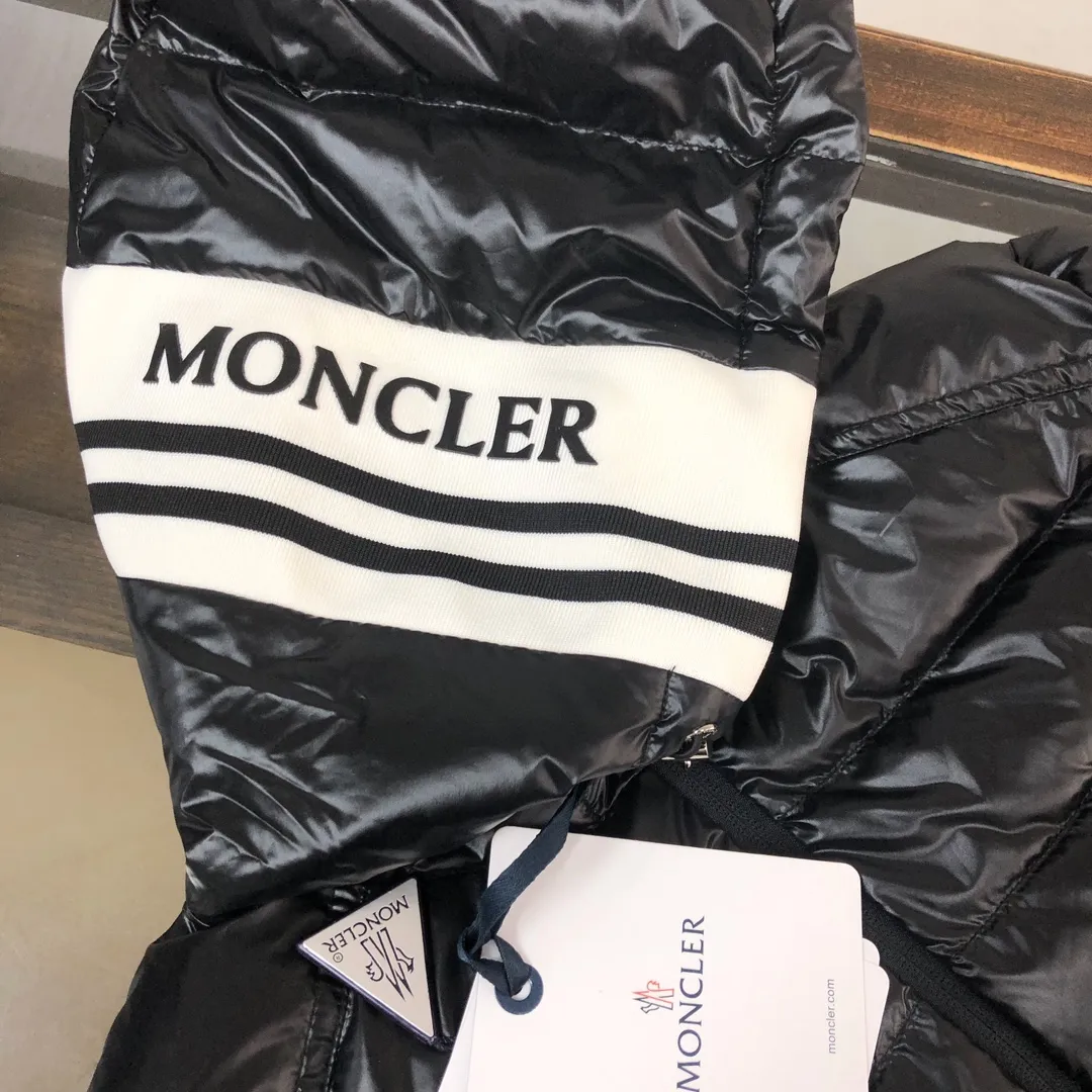 P800 🆕🆕🆕MONCLER 2024 winter latest hooded down jacket, thin and light, couple style! ! On sale simultaneously on the official website! This down jacket has a great sense of design and looks, and you can buy it directly with quality control. It’s a high-end product that you can’t go wrong with! Simple and elegant design ~ The hat webbing is designed with black and white splicing and is engraved with the brand's logo letter print ~ The overall design makes this dress unique! It is made of imported high-tech fabrics and is filled with white duck down. The texture and shape of the fabric are exquisite. You can feel its powerful aura through the detailed pictures. It also has superior handsomeness and thermal performance, making it easy to wear in various occasions! With polythermal insulation, you don’t have to worry about a little chill! It highlights the look and is also very warm~ Color: black, off-white Size: 1-2-3-4-5 (M~3XL)