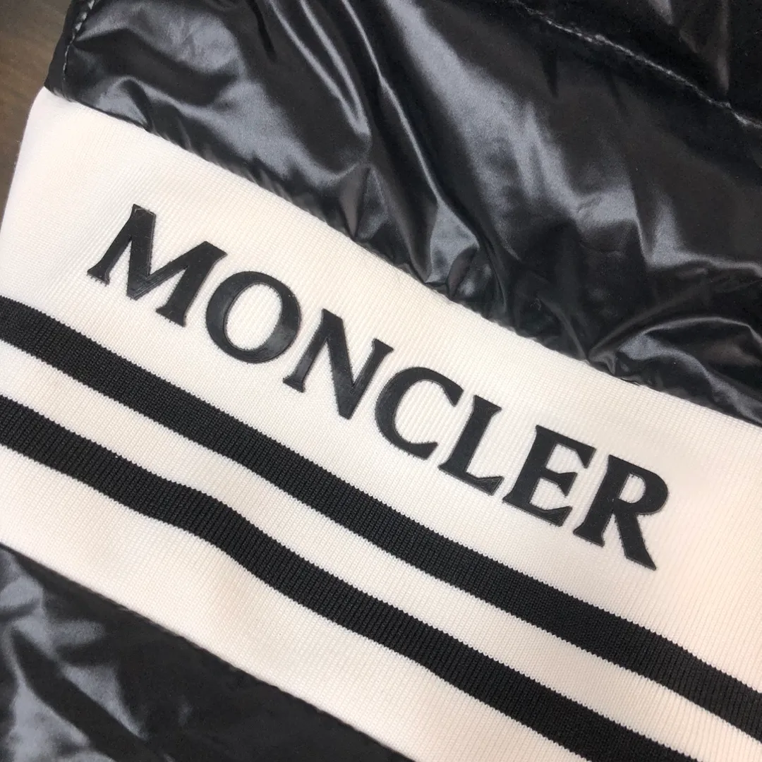 P800 🆕🆕🆕MONCLER 2024 winter latest hooded down jacket, thin and light, couple style! ! On sale simultaneously on the official website! This down jacket has a great sense of design and looks, and you can buy it directly with quality control. It’s a high-end product that you can’t go wrong with! Simple and elegant design ~ The hat webbing is designed with black and white splicing and is engraved with the brand's logo letter print ~ The overall design makes this dress unique! It is made of imported high-tech fabrics and is filled with white duck down. The texture and shape of the fabric are exquisite. You can feel its powerful aura through the detailed pictures. It also has superior handsomeness and thermal performance, making it easy to wear in various occasions! With polythermal insulation, you don’t have to worry about a little chill! It highlights the look and is also very warm~ Color: black, off-white Size: 1-2-3-4-5 (M~3XL)
