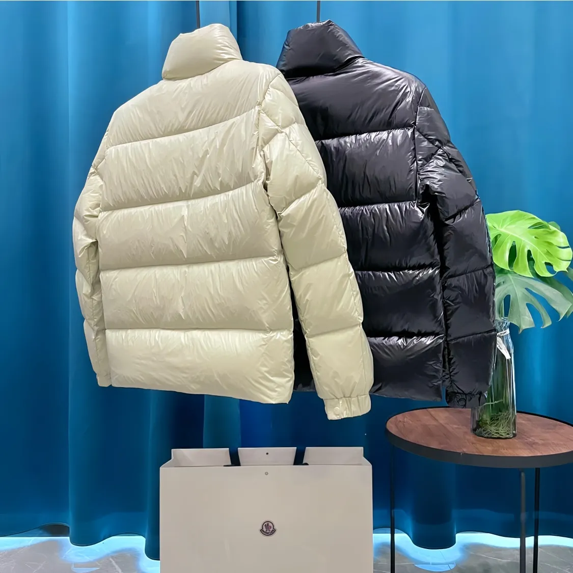P900 monkey ➖The high version of the classic series will never be misleading like false goose down! ➖15D nylon fabric/lining is of the highest standard, never velvet! ➖The original Velcro is durable, and the accessories and hardware are all custom-made from the original factory, 100% restoring the replica quality! ➖The perfect combination of every link ensures the smoothness of every piece of clothing, the Rolls-Royce of down jackets!