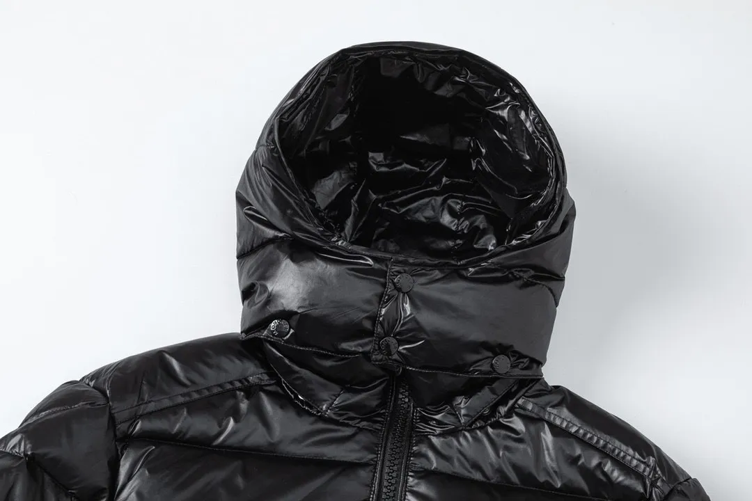 P690 with dust bag) MONCLER/Moncler #maya Maya Eason Chan Down Jacket Description: Influenced by the iconic outerwear of the 1980s, the Maya jacket revisits looks from the moncler archives with modern style and cutting-edge elements, which is the result of the brand's expertise in ski equipment. Both in terms of sport and style, this high-performance and positive-spirited jacket has all the elements that a competitive man needs to claim the title. Material process analysis: 1 Original NFC inductive anti-counterfeiting chip ② National standard 90% pure white goose down, lin exclusively uses top-grade down in the market, never fake goose down and a series of misunderstandings 3 Fabric: 100% nylon; Lining: 100% nylon, one of the best on the market, everything is customized according to the original version. The electroplated hardware produced by the original processing factory is all customized by the original factory, and is not a replica of various types on the market. ⑤Produced by a Mani factory, it has always been unambiguous in terms of quality. Everyone knows that the workers' craftsmanship, QA and QC quality inspection are not comparable to those of small factories in the market. Size: 1/2/3/4/5/6