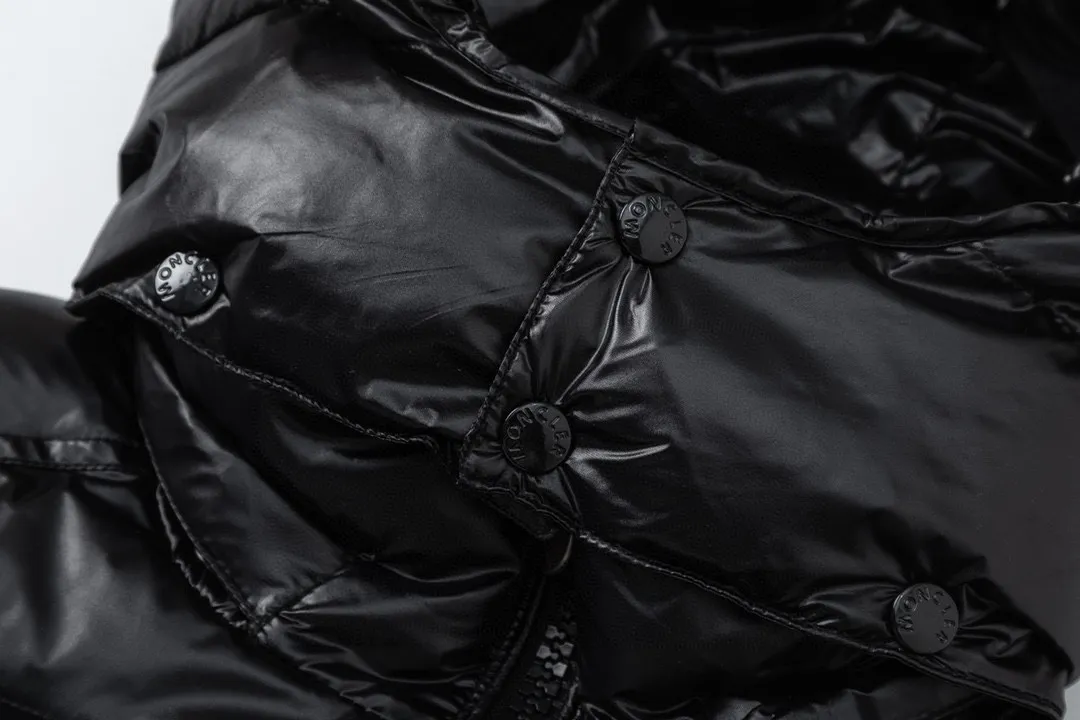 P690 with dust bag) MONCLER/Moncler #maya Maya Eason Chan Down Jacket Description: Influenced by the iconic outerwear of the 1980s, the Maya jacket revisits looks from the moncler archives with modern style and cutting-edge elements, which is the result of the brand's expertise in ski equipment. Both in terms of sport and style, this high-performance and positive-spirited jacket has all the elements that a competitive man needs to claim the title. Material process analysis: 1 Original NFC inductive anti-counterfeiting chip ② National standard 90% pure white goose down, lin exclusively uses top-grade down in the market, never fake goose down and a series of misunderstandings 3 Fabric: 100% nylon; Lining: 100% nylon, one of the best on the market, everything is customized according to the original version. The electroplated hardware produced by the original processing factory is all customized by the original factory, and is not a replica of various types on the market. ⑤Produced by a Mani factory, it has always been unambiguous in terms of quality. Everyone knows that the workers' craftsmanship, QA and QC quality inspection are not comparable to those of small factories in the market. Size: 1/2/3/4/5/6