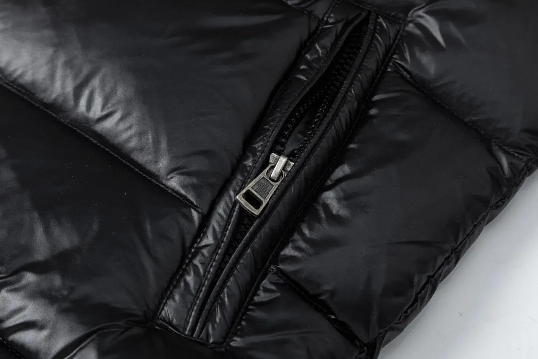 P690 with dust bag) MONCLER/Moncler #maya Maya Eason Chan Down Jacket Description: Influenced by the iconic outerwear of the 1980s, the Maya jacket revisits looks from the moncler archives with modern style and cutting-edge elements, which is the result of the brand's expertise in ski equipment. Both in terms of sport and style, this high-performance and positive-spirited jacket has all the elements that a competitive man needs to claim the title. Material process analysis: 1 Original NFC inductive anti-counterfeiting chip ② National standard 90% pure white goose down, lin exclusively uses top-grade down in the market, never fake goose down and a series of misunderstandings 3 Fabric: 100% nylon; Lining: 100% nylon, one of the best on the market, everything is customized according to the original version. The electroplated hardware produced by the original processing factory is all customized by the original factory, and is not a replica of various types on the market. ⑤Produced by a Mani factory, it has always been unambiguous in terms of quality. Everyone knows that the workers' craftsmanship, QA and QC quality inspection are not comparable to those of small factories in the market. Size: 1/2/3/4/5/6
