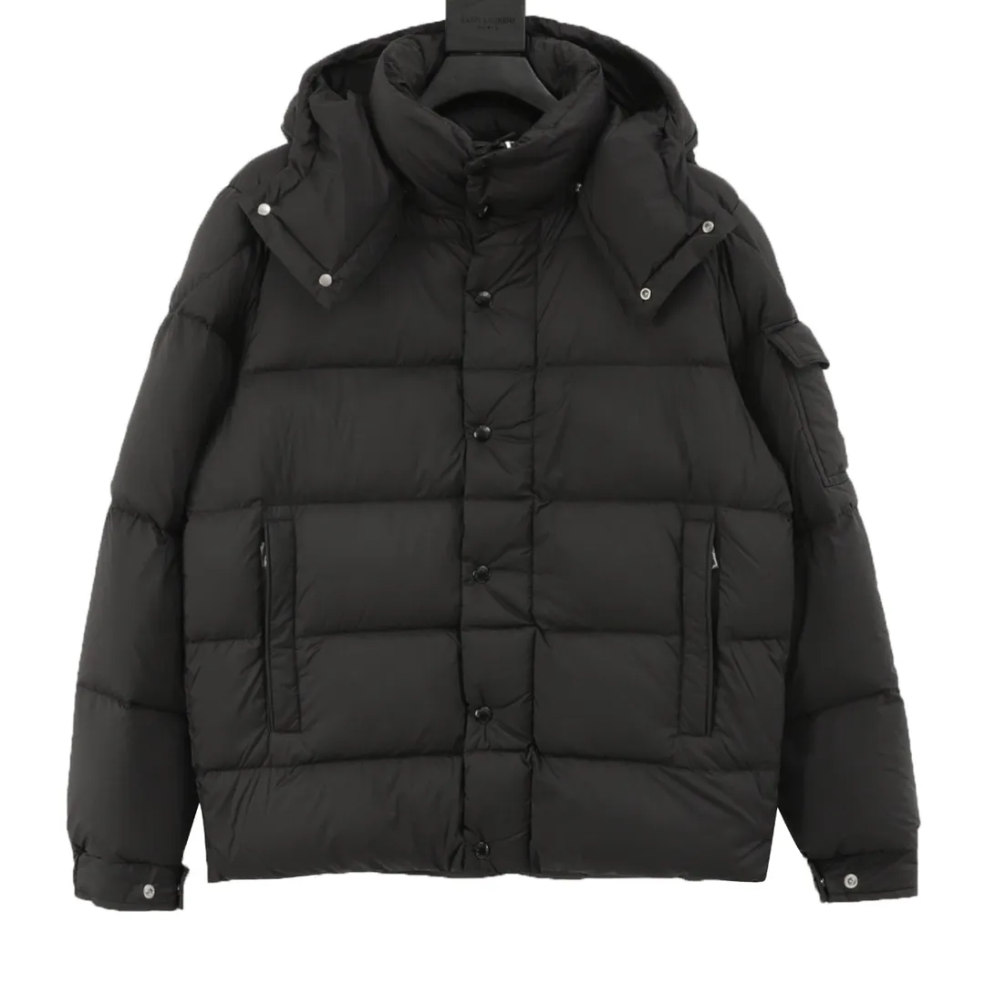 P1420 Moncler/Mask Maya matte down jacket This Vezere short down jacket is a basic warm item that highlights Moncler’s style characteristics. The Vezere down jacket is made from longue saison fabric, which is both lightweight and warm. This short down jacket features a hood that can be easily removed depending on the weather. The jacket's silhouette and sleeve patch pockets pay homage to the iconic Moncler Maya down jacket. ·Made of longue saison fabric·Nylon lé ger brillant lining filled with 90% goose down Detachable and adjustable hood with zipper and snap-button closure zippered pockets Patch pockets on sleeves·Adjustable cuffs·Drawstring hem Unisex Size: 1-5