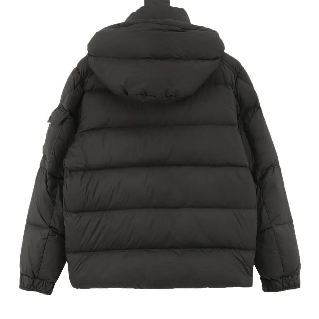 P1420 Moncler/Mask Maya matte down jacket This Vezere short down jacket is a basic warm item that highlights Moncler’s style characteristics. The Vezere down jacket is made from longue saison fabric, which is both lightweight and warm. This short down jacket features a hood that can be easily removed depending on the weather. The jacket's silhouette and sleeve patch pockets pay homage to the iconic Moncler Maya down jacket. ·Made of longue saison fabric·Nylon lé ger brillant lining filled with 90% goose down Detachable and adjustable hood with zipper and snap-button closure zippered pockets Patch pockets on sleeves·Adjustable cuffs·Drawstring hem Unisex Size: 1-5