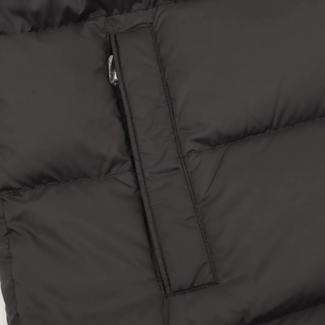 P1420 Moncler/Mask Maya matte down jacket This Vezere short down jacket is a basic warm item that highlights Moncler’s style characteristics. The Vezere down jacket is made from longue saison fabric, which is both lightweight and warm. This short down jacket features a hood that can be easily removed depending on the weather. The jacket's silhouette and sleeve patch pockets pay homage to the iconic Moncler Maya down jacket. ·Made of longue saison fabric·Nylon lé ger brillant lining filled with 90% goose down Detachable and adjustable hood with zipper and snap-button closure zippered pockets Patch pockets on sleeves·Adjustable cuffs·Drawstring hem Unisex Size: 1-5