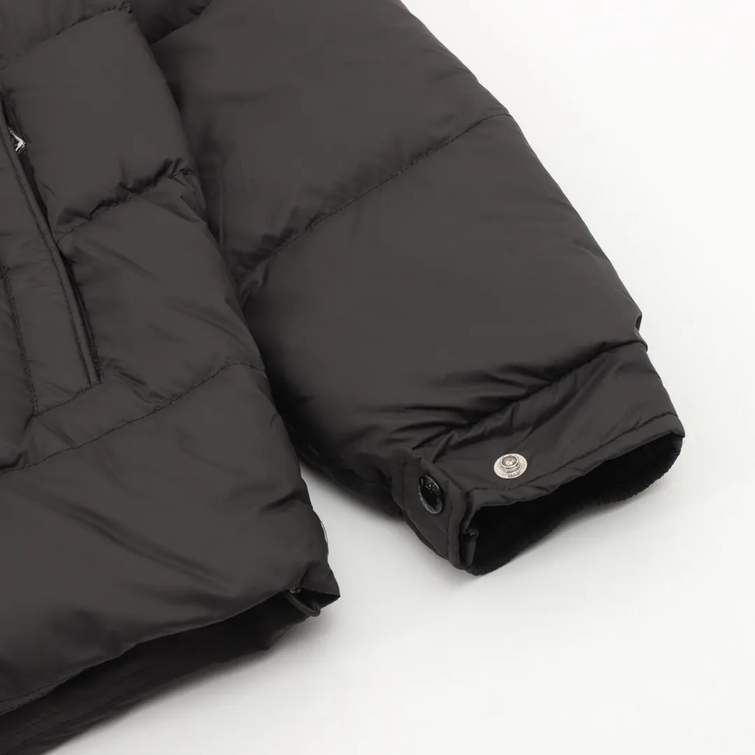 P1420 Moncler/Mask Maya matte down jacket This Vezere short down jacket is a basic warm item that highlights Moncler’s style characteristics. The Vezere down jacket is made from longue saison fabric, which is both lightweight and warm. This short down jacket features a hood that can be easily removed depending on the weather. The jacket's silhouette and sleeve patch pockets pay homage to the iconic Moncler Maya down jacket. ·Made of longue saison fabric·Nylon lé ger brillant lining filled with 90% goose down Detachable and adjustable hood with zipper and snap-button closure zippered pockets Patch pockets on sleeves·Adjustable cuffs·Drawstring hem Unisex Size: 1-5