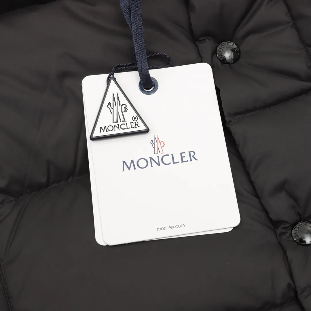 P1420 Moncler/Mask Maya matte down jacket This Vezere short down jacket is a basic warm item that highlights Moncler’s style characteristics. The Vezere down jacket is made from longue saison fabric, which is both lightweight and warm. This short down jacket features a hood that can be easily removed depending on the weather. The jacket's silhouette and sleeve patch pockets pay homage to the iconic Moncler Maya down jacket. ·Made of longue saison fabric·Nylon lé ger brillant lining filled with 90% goose down Detachable and adjustable hood with zipper and snap-button closure zippered pockets Patch pockets on sleeves·Adjustable cuffs·Drawstring hem Unisex Size: 1-5