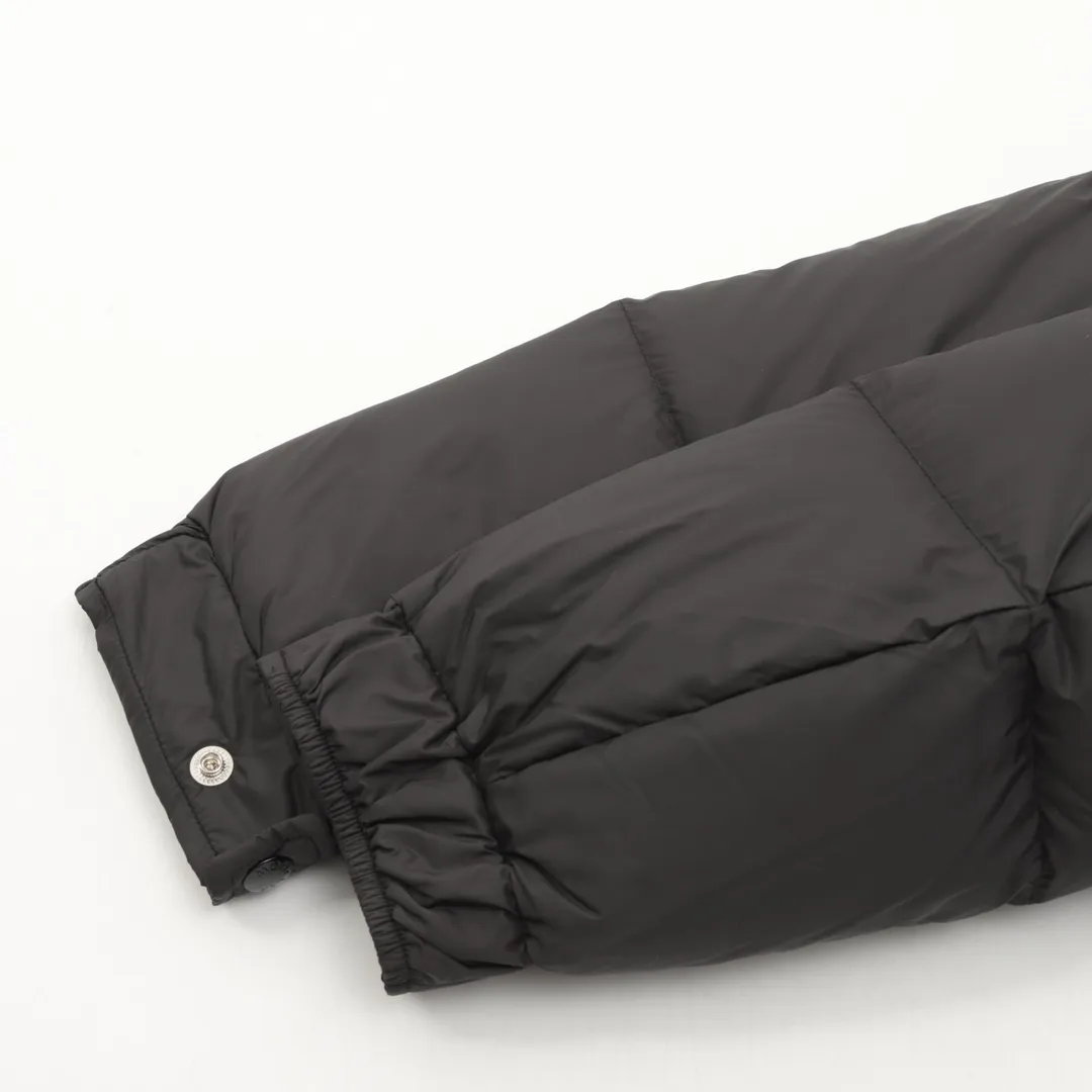 P1420 Moncler/Mask Maya matte down jacket This Vezere short down jacket is a basic warm item that highlights Moncler’s style characteristics. The Vezere down jacket is made from longue saison fabric, which is both lightweight and warm. This short down jacket features a hood that can be easily removed depending on the weather. The jacket's silhouette and sleeve patch pockets pay homage to the iconic Moncler Maya down jacket. ·Made of longue saison fabric·Nylon lé ger brillant lining filled with 90% goose down Detachable and adjustable hood with zipper and snap-button closure zippered pockets Patch pockets on sleeves·Adjustable cuffs·Drawstring hem Unisex Size: 1-5