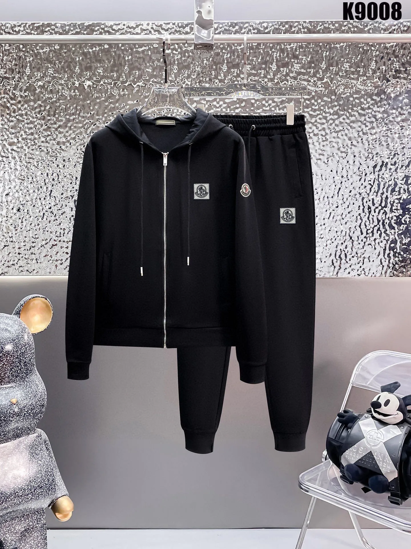 P400 💰 [MONCLER Mouth Covering] (Gospel for Fatty) Hot-selling suit is here. Focus on the original version of the official website. 2025 new hot-selling cardigan sweater suit. The original order is the best product. 🇭🇰The meticulous work of top designers. Just for a fitting and perfect upper body effect. 100% natural high-quality Roman cotton, close-fitting comfort, noble and elegant! Original hardware embodies elegance and nobility! Counter size: M-5XL (maximum wear up to 220 pounds)