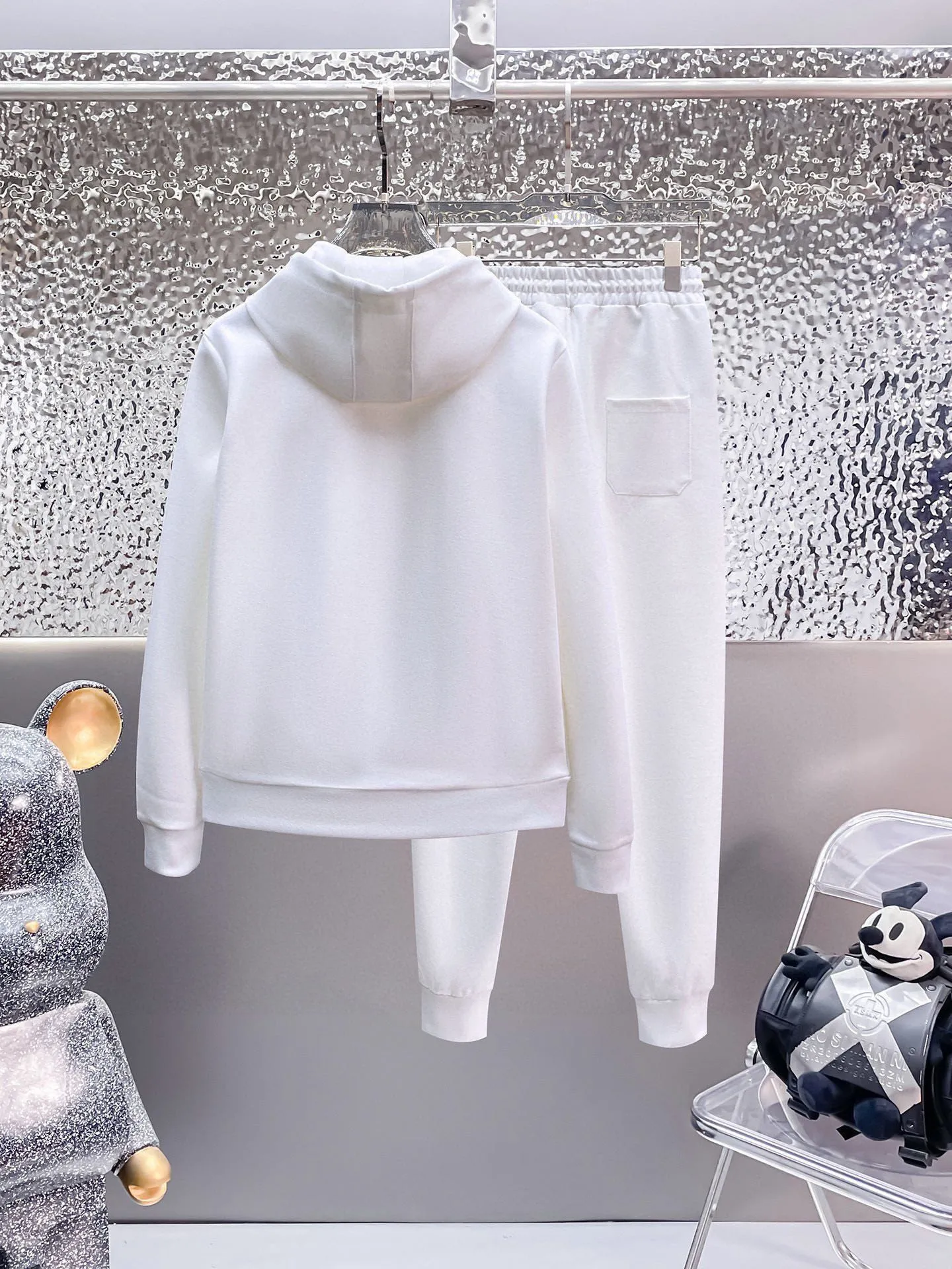 P400 💰 [MONCLER Mouth Covering] (Gospel for Fatty) Hot-selling suit is here. Focus on the original version of the official website. 2025 new hot-selling cardigan sweater suit. The original order is the best product. 🇭🇰The meticulous work of top designers. Just for a fitting and perfect upper body effect. 100% natural high-quality Roman cotton, close-fitting comfort, noble and elegant! Original hardware embodies elegance and nobility! Counter size: M-5XL (maximum wear up to 220 pounds)