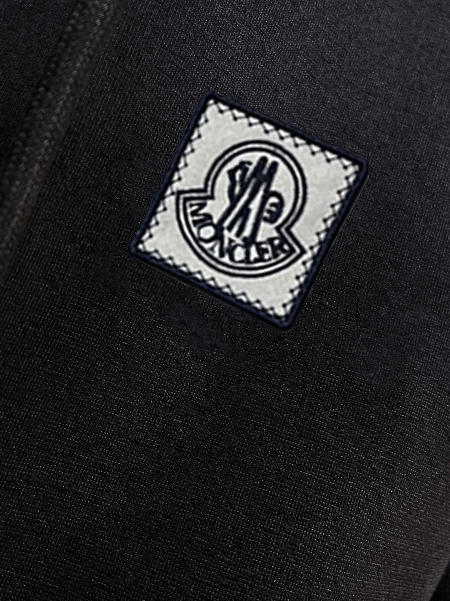 P400 💰 [MONCLER Mouth Covering] (Gospel for Fatty) Hot-selling suit is here. Focus on the original version of the official website. 2025 new hot-selling cardigan sweater suit. The original order is the best product. 🇭🇰The meticulous work of top designers. Just for a fitting and perfect upper body effect. 100% natural high-quality Roman cotton, close-fitting comfort, noble and elegant! Original hardware embodies elegance and nobility! Counter size: M-5XL (maximum wear up to 220 pounds)