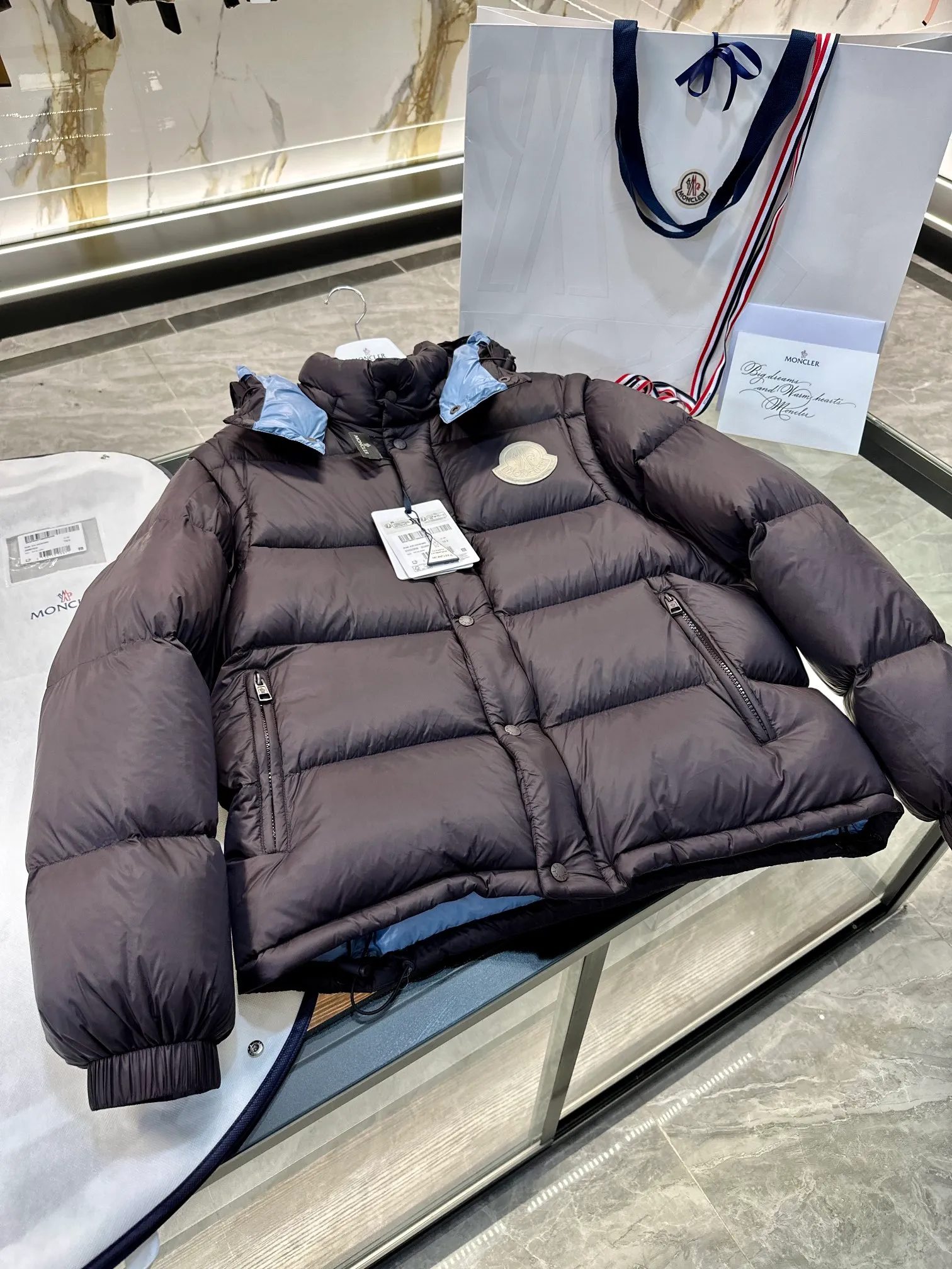 Moncler Cyclone 2-in-1 down jacket. Real-life video display. One piece of clothing can be worn in multiple ways. More details are displayed. P860