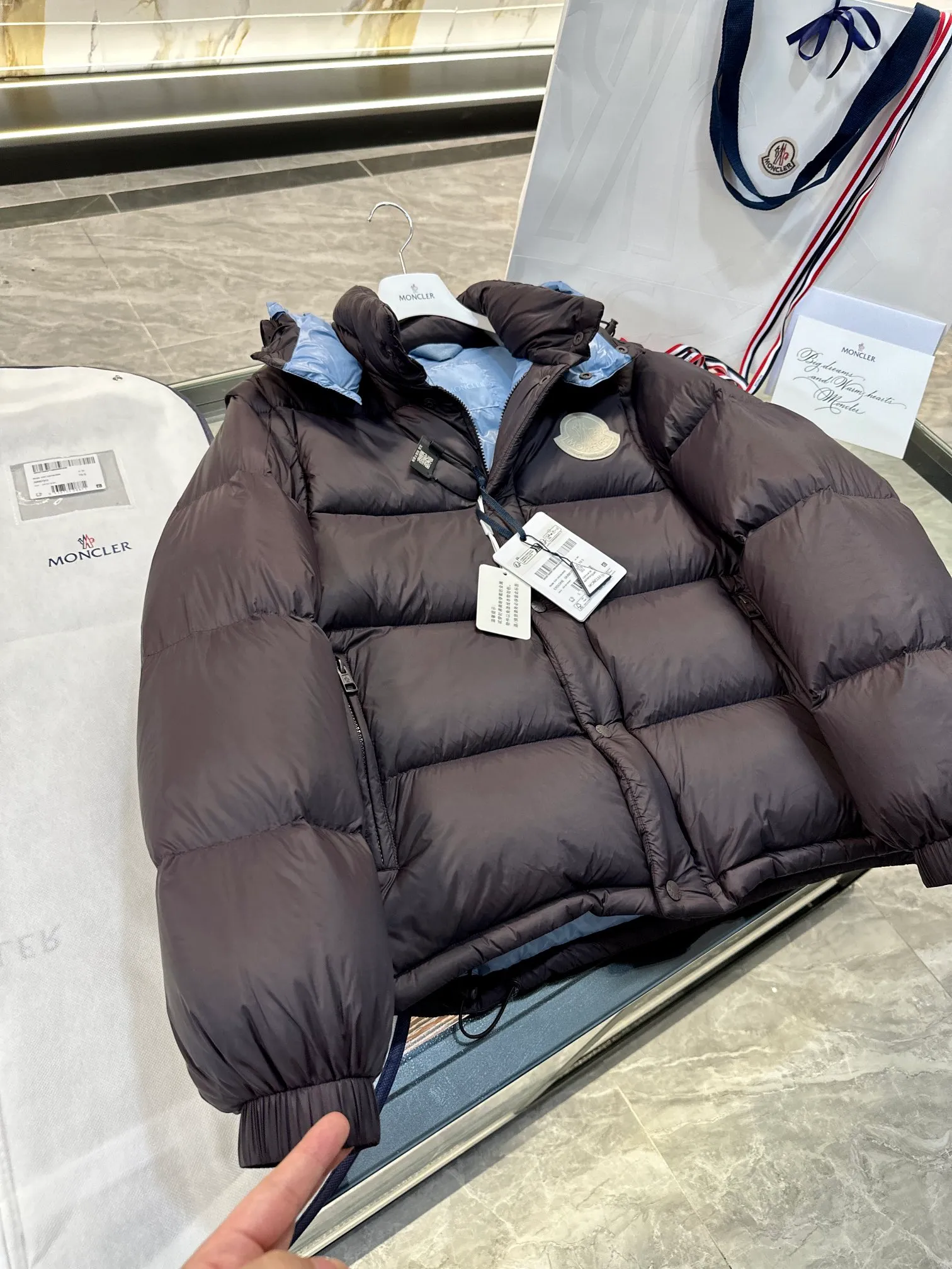 Moncler Cyclone 2-in-1 down jacket. Real-life video display. One piece of clothing can be worn in multiple ways. More details are displayed. P860
