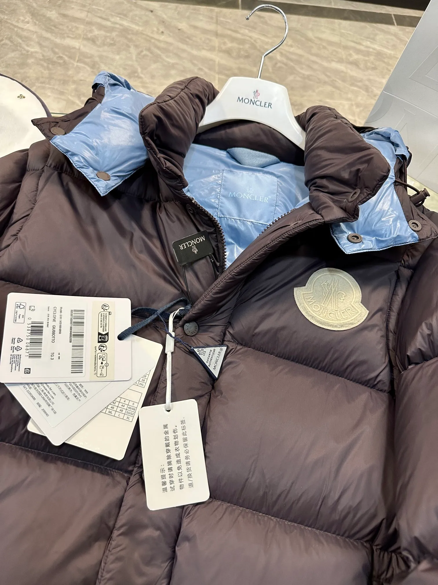 Moncler Cyclone 2-in-1 down jacket. Real-life video display. One piece of clothing can be worn in multiple ways. More details are displayed. P860
