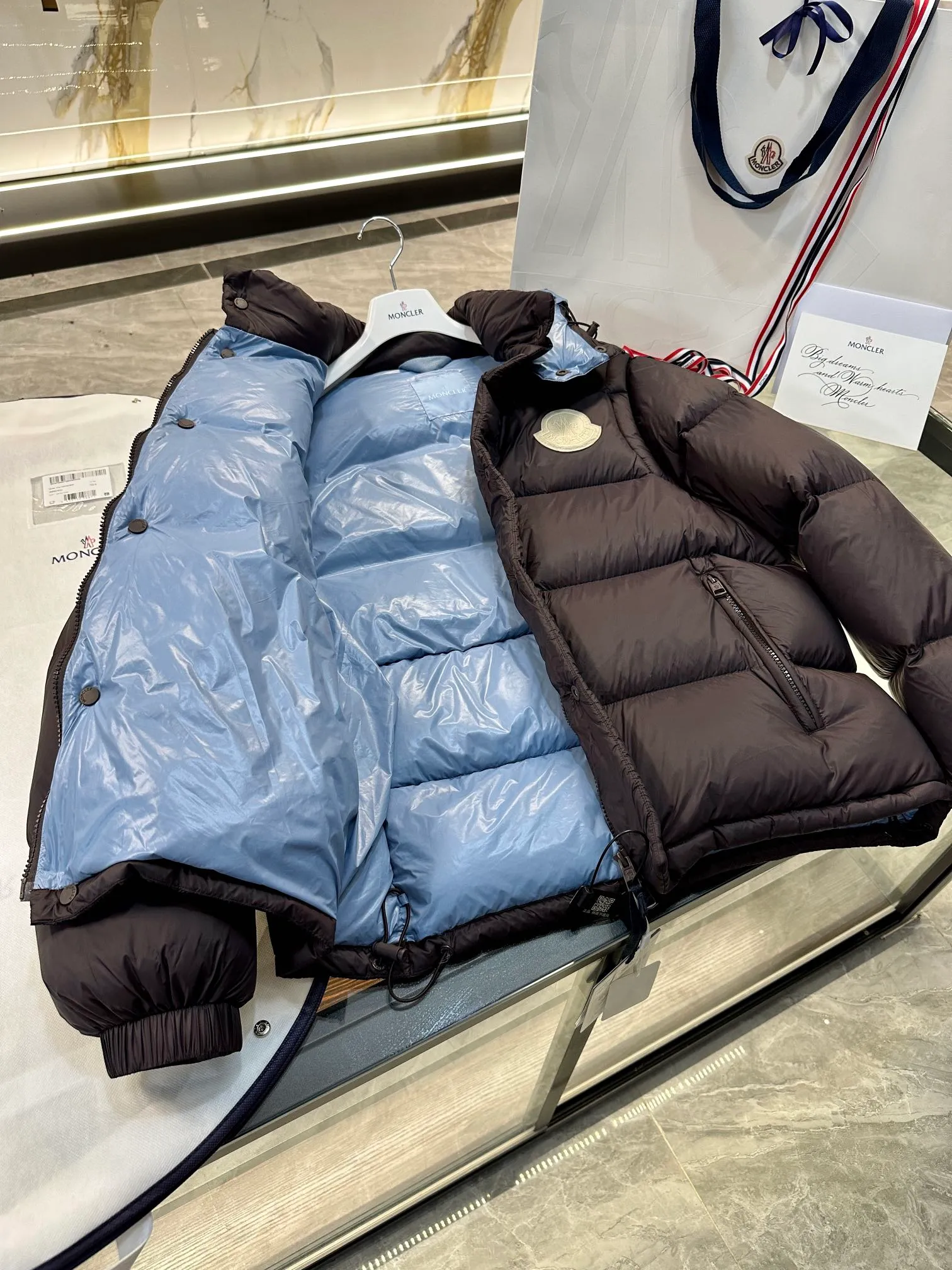 Moncler Cyclone 2-in-1 down jacket. Real-life video display. One piece of clothing can be worn in multiple ways. More details are displayed. P860