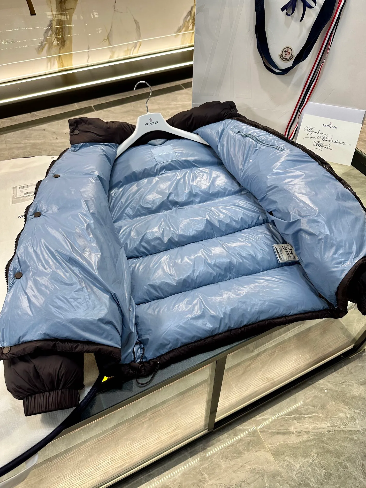 Moncler Cyclone 2-in-1 down jacket. Real-life video display. One piece of clothing can be worn in multiple ways. More details are displayed. P860