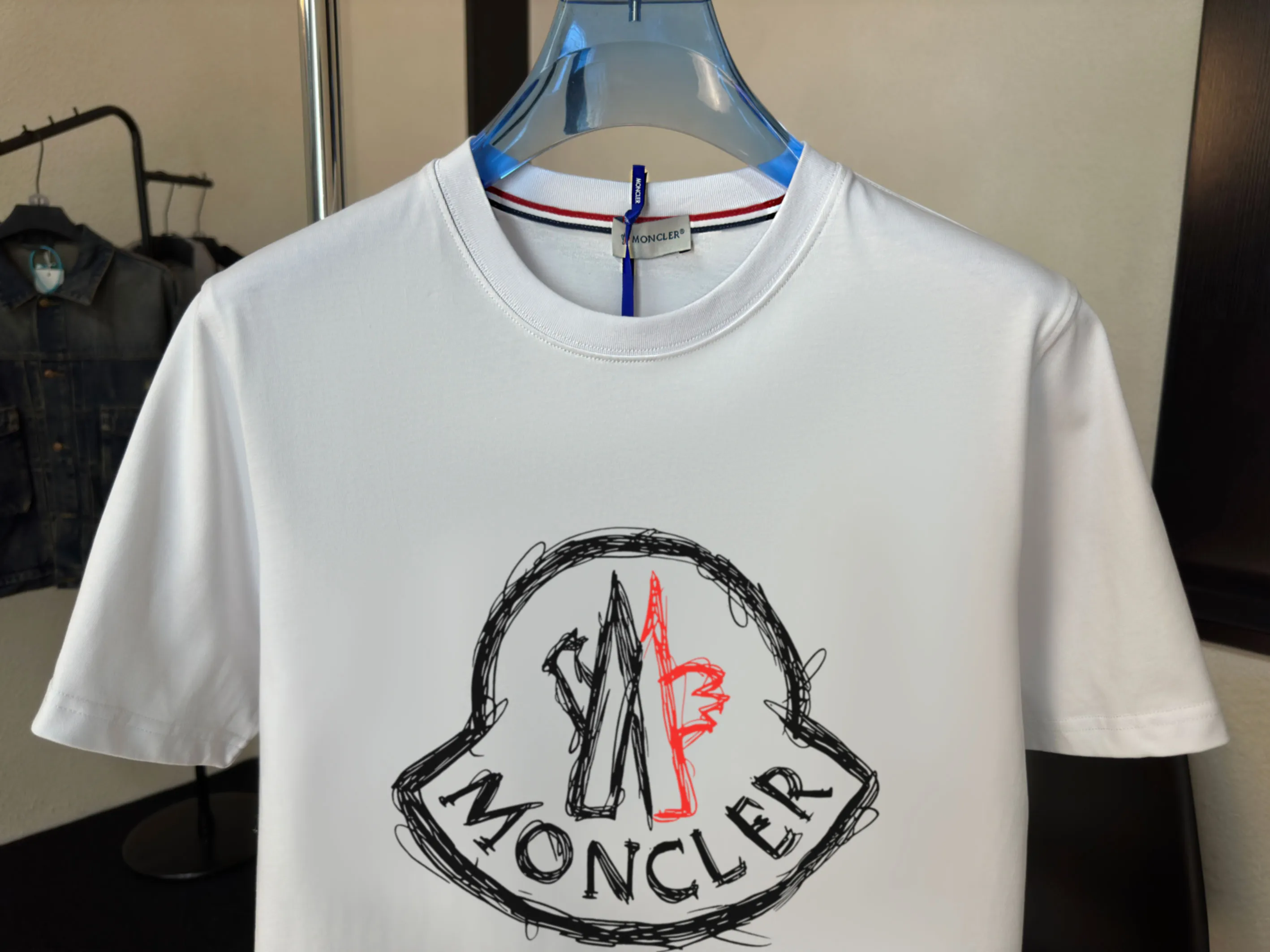 P140 💰Upgraded version "Mobile phone smart sensor ~ NFC chip armband ~ direct access to the official website for anti-counterfeiting" "Moncler ~ Mouth Mouth" 2025 new high-quality round neck short-sleeved T-shirt. The cuffs have imported embroidered labels. Customized dyeing, very comfortable to touch. Super versatile and good-looking short-sleeved. Complete with three labels. Non-market ordinary version. Feel free to compare. Quality is absolutely guaranteed! ‼ First of all, this original fabric is all custom-woven with 32-count double yarn fabric, 250G, and the weight is the same‼ Fine workmanship, double waistcoat method, double waistcoat method, double waistcoat method makes the whole dress more three-dimensional, which is not a craft that ordinary T-shirts can achieve🤪 Size: S-M-L-XL-2XL Color: black, white, apricot, same style for men and women