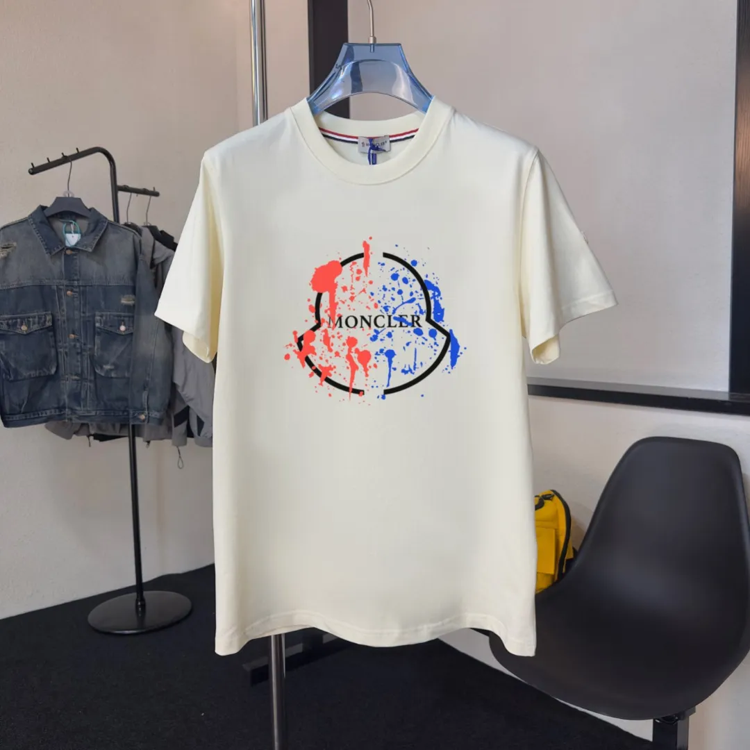 P140 Upgraded version "Mobile phone smart sensor ~ NFC chip armband ~ Direct access to the official website for anti-counterfeiting" "Moncler ~ Mouth Mouth" 2025 new high-quality round neck short-sleeved T-shirt. The cuffs have imported embroidered labels. Customized dyeing, very comfortable to touch. Super versatile and good-looking short-sleeved. Complete with three labels. Non-market ordinary version. Feel free to compare. Quality is absolutely guaranteed! ‼ First of all, this original fabric is all custom-woven with 32-count double yarn fabric, 250G, and the weight is the same‼ Fine workmanship, double waistcoat method, double waistcoat method, double waistcoat method makes the whole dress more three-dimensional, which is not a craft that ordinary T-shirts can achieve🤪 Size: S-M-L-XL-2XL Color: black, white, apricot, same style for men and women