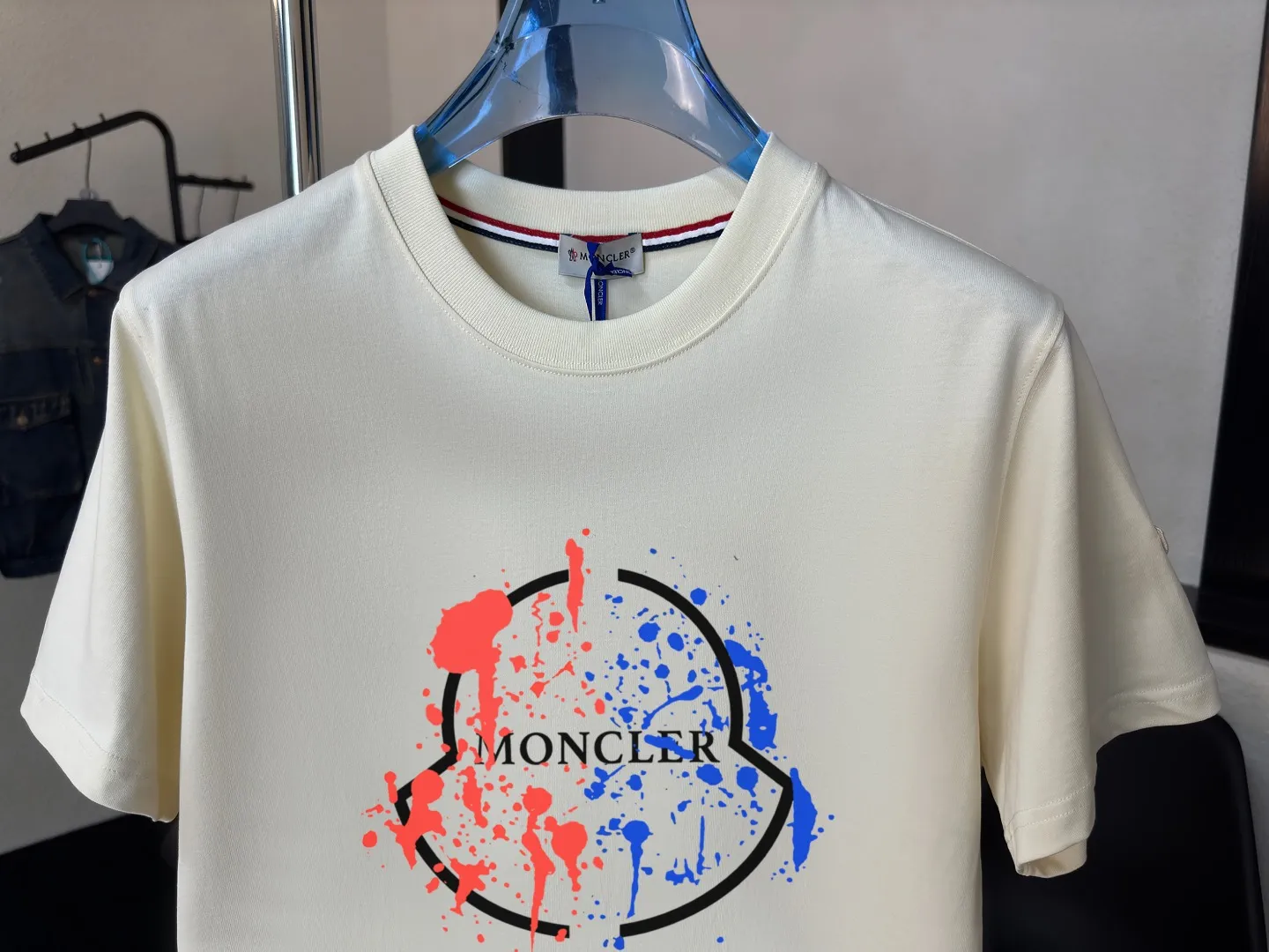 P140 Upgraded version "Mobile phone smart sensor ~ NFC chip armband ~ Direct access to the official website for anti-counterfeiting" "Moncler ~ Mouth Mouth" 2025 new high-quality round neck short-sleeved T-shirt. The cuffs have imported embroidered labels. Customized dyeing, very comfortable to touch. Super versatile and good-looking short-sleeved. Complete with three labels. Non-market ordinary version. Feel free to compare. Quality is absolutely guaranteed! ‼ First of all, this original fabric is all custom-woven with 32-count double yarn fabric, 250G, and the weight is the same‼ Fine workmanship, double waistcoat method, double waistcoat method, double waistcoat method makes the whole dress more three-dimensional, which is not a craft that ordinary T-shirts can achieve🤪 Size: S-M-L-XL-2XL Color: black, white, apricot, same style for men and women
