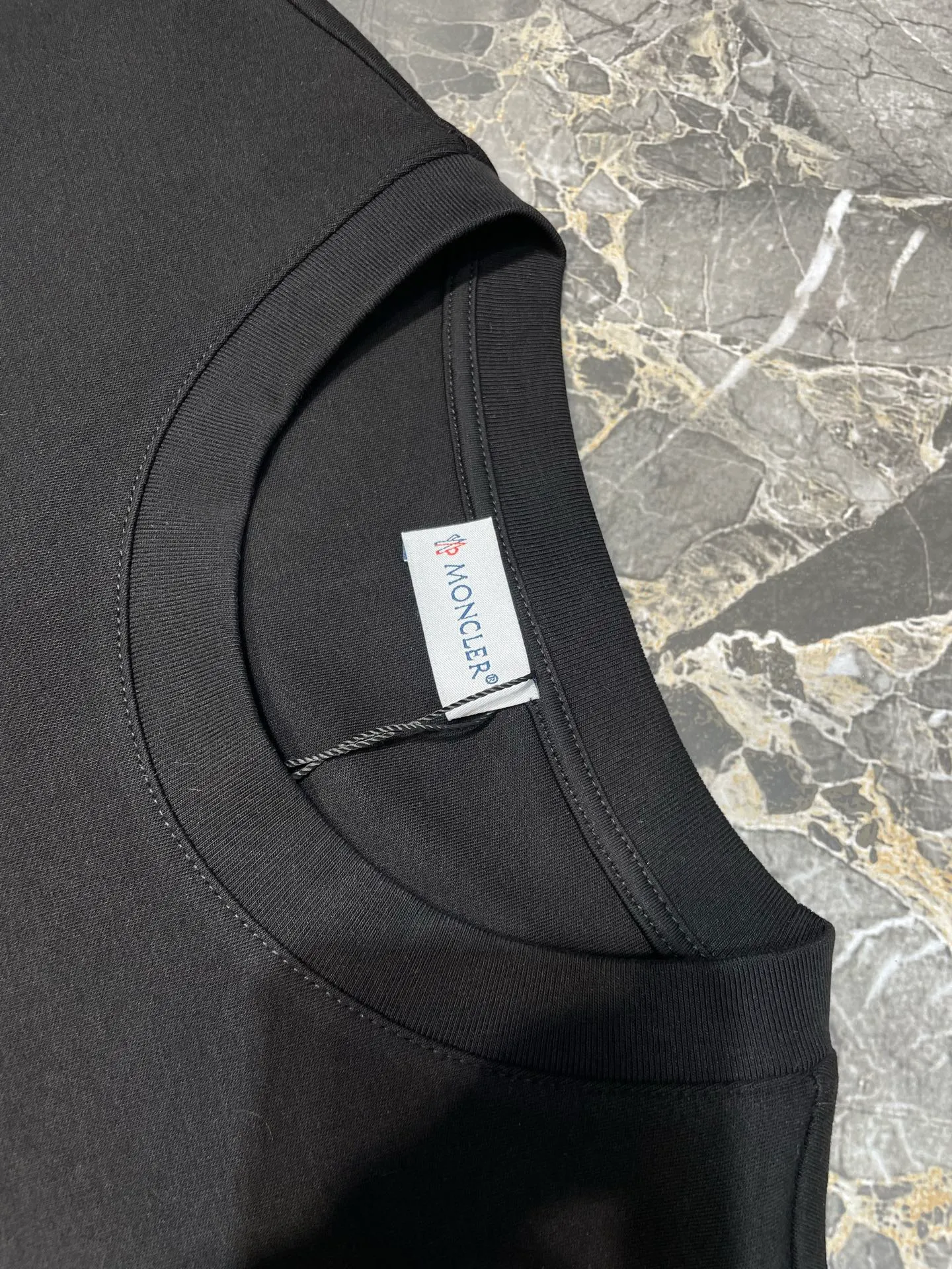P300 Moncler🌟25 new fall and winter product with three-color embroidery logo. Thick fabric short sleeves, iconic three-color embroidery design on the chest, and classic wool embroidery logo on the left sleeve, interpreting the early autumn style brand logo. It is a basic classic style shirt that is suitable for wearing inside or outside. Made of 300 grams of heavy Lens modal cotton fabric: delicate and skin-friendly, soft and smooth, moisture-absorbent and breathable, often called "breathing fabric" Color: black, white size：s-xxxl