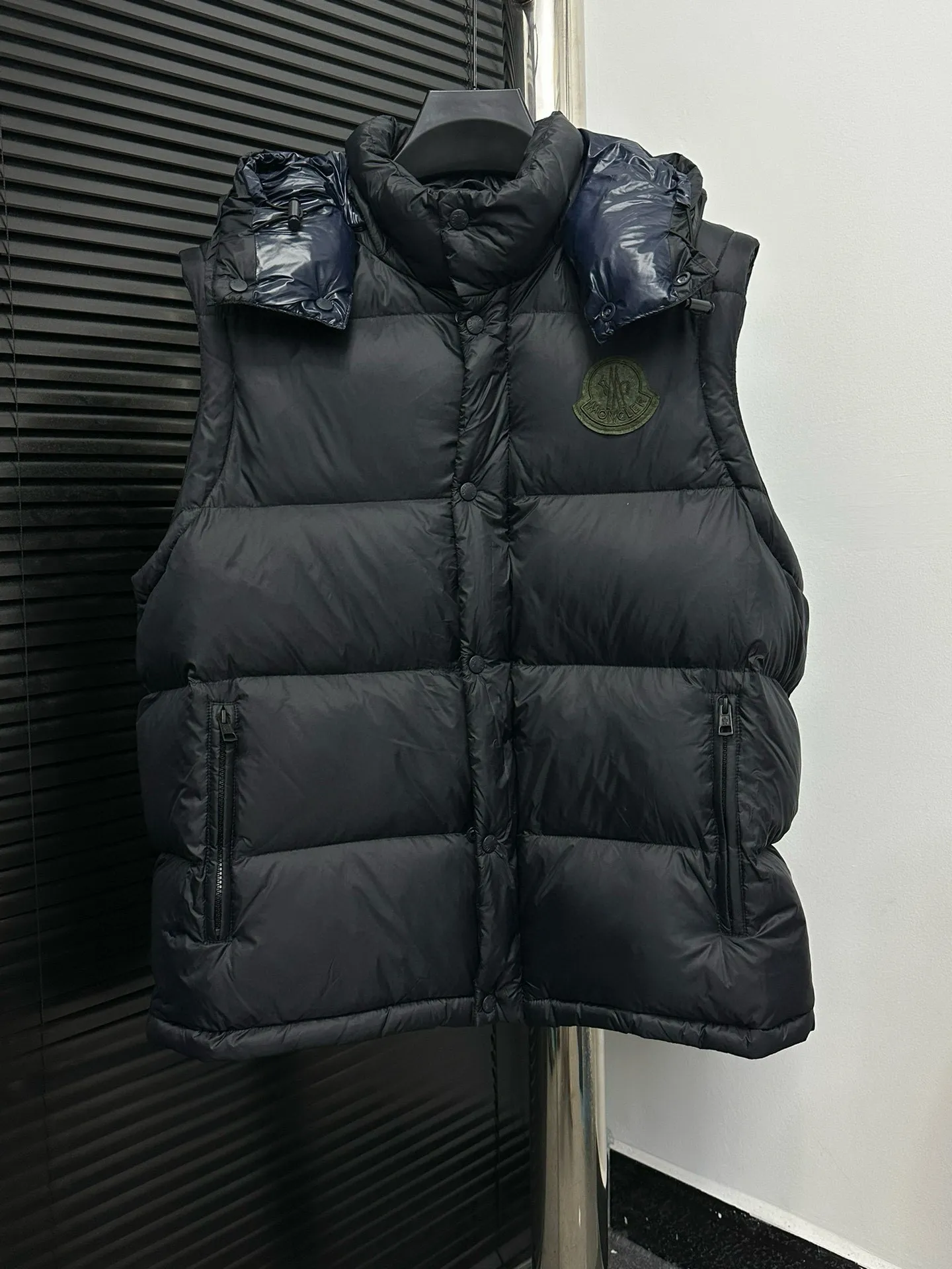 P850 [𝐌𝐎𝐍𝐂𝐋𝐄𝐑] Moncler Cyclone 2-in-1 Detachable Down Jacket with Stand Collar, Hooded and Detachable Sleeve Design, one garment can be worn in a variety of styles, suitable for various looks; Made of custom-made windproof and rainproof fabric, anti-wrinkle, anti-static, quick-drying, soft and skin-friendly, and extremely comfortable for the upper body Stand collar hooded design, a down jacket that combines business and leisure. Electroplated hardware produced by the original processing factory, all customized by the original factory, non-market versions, brand factory workmanship, impeccable quality and details. Color: Black Size: 1 code, 2 codes, 3 codes, 4 codes, 5 codes