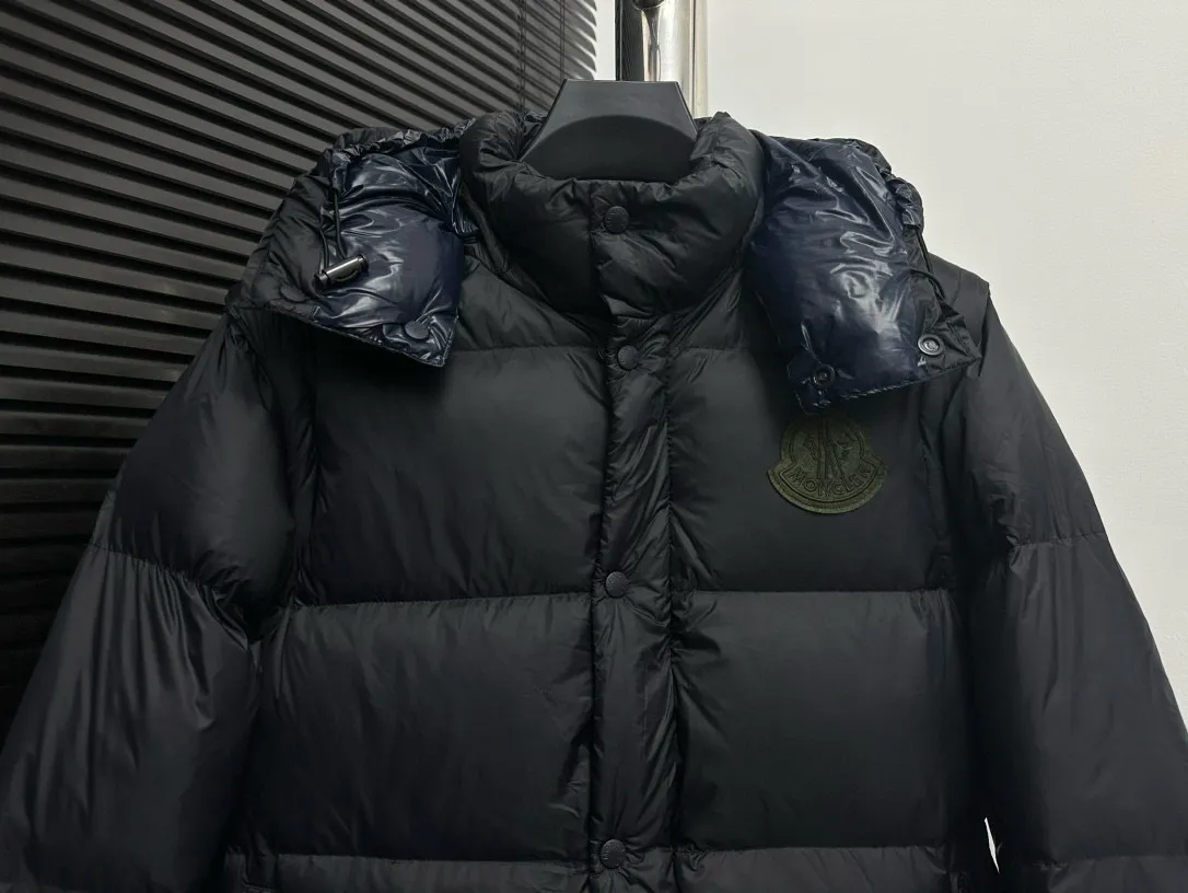 P850 [𝐌𝐎𝐍𝐂𝐋𝐄𝐑] Moncler Cyclone 2-in-1 Detachable Down Jacket with Stand Collar, Hooded and Detachable Sleeve Design, one garment can be worn in a variety of styles, suitable for various looks; Made of custom-made windproof and rainproof fabric, anti-wrinkle, anti-static, quick-drying, soft and skin-friendly, and extremely comfortable for the upper body Stand collar hooded design, a down jacket that combines business and leisure. Electroplated hardware produced by the original processing factory, all customized by the original factory, non-market versions, brand factory workmanship, impeccable quality and details. Color: Black Size: 1 code, 2 codes, 3 codes, 4 codes, 5 codes
