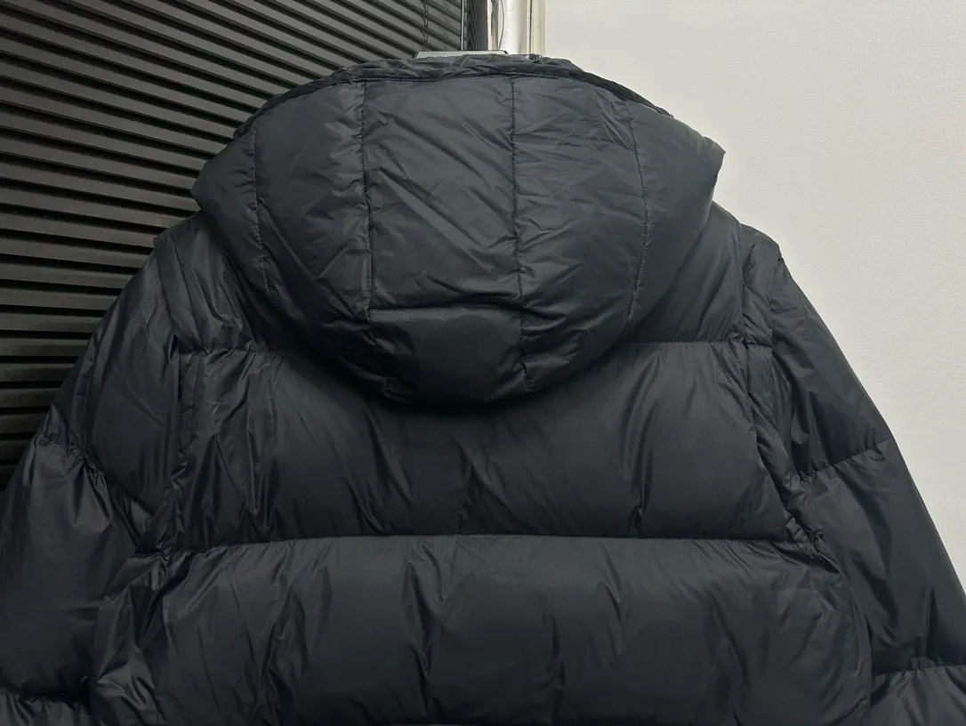 P850 [𝐌𝐎𝐍𝐂𝐋𝐄𝐑] Moncler Cyclone 2-in-1 Detachable Down Jacket with Stand Collar, Hooded and Detachable Sleeve Design, one garment can be worn in a variety of styles, suitable for various looks; Made of custom-made windproof and rainproof fabric, anti-wrinkle, anti-static, quick-drying, soft and skin-friendly, and extremely comfortable for the upper body Stand collar hooded design, a down jacket that combines business and leisure. Electroplated hardware produced by the original processing factory, all customized by the original factory, non-market versions, brand factory workmanship, impeccable quality and details. Color: Black Size: 1 code, 2 codes, 3 codes, 4 codes, 5 codes