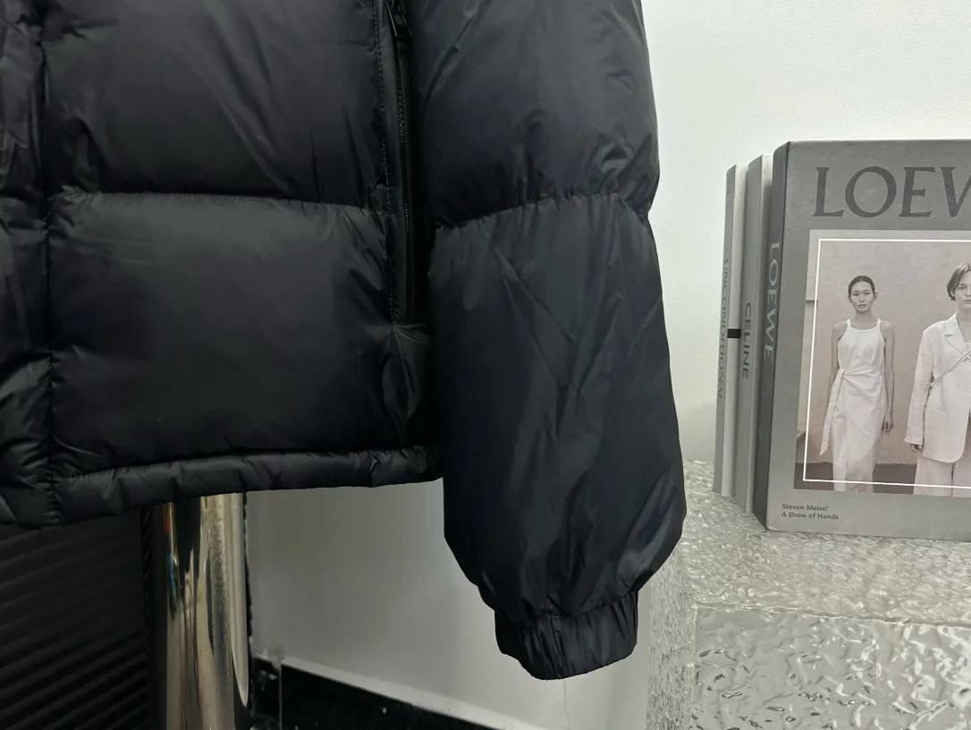 P850 [𝐌𝐎𝐍𝐂𝐋𝐄𝐑] Moncler Cyclone 2-in-1 Detachable Down Jacket with Stand Collar, Hooded and Detachable Sleeve Design, one garment can be worn in a variety of styles, suitable for various looks; Made of custom-made windproof and rainproof fabric, anti-wrinkle, anti-static, quick-drying, soft and skin-friendly, and extremely comfortable for the upper body Stand collar hooded design, a down jacket that combines business and leisure. Electroplated hardware produced by the original processing factory, all customized by the original factory, non-market versions, brand factory workmanship, impeccable quality and details. Color: Black Size: 1 code, 2 codes, 3 codes, 4 codes, 5 codes