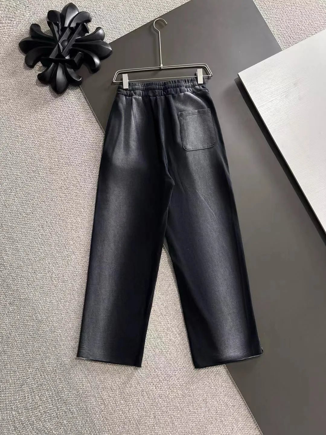 Next day shipment P360 MONCLER/Mongoose Exclusive first release of 25ss autumn and winter new high-quality trousers Compare real-life details at will A perfect choice for autumn and winter. A must-have item. Loose fit. Please refer to the size chart when placing an order: S to XL (or state your height and weight when placing an order)