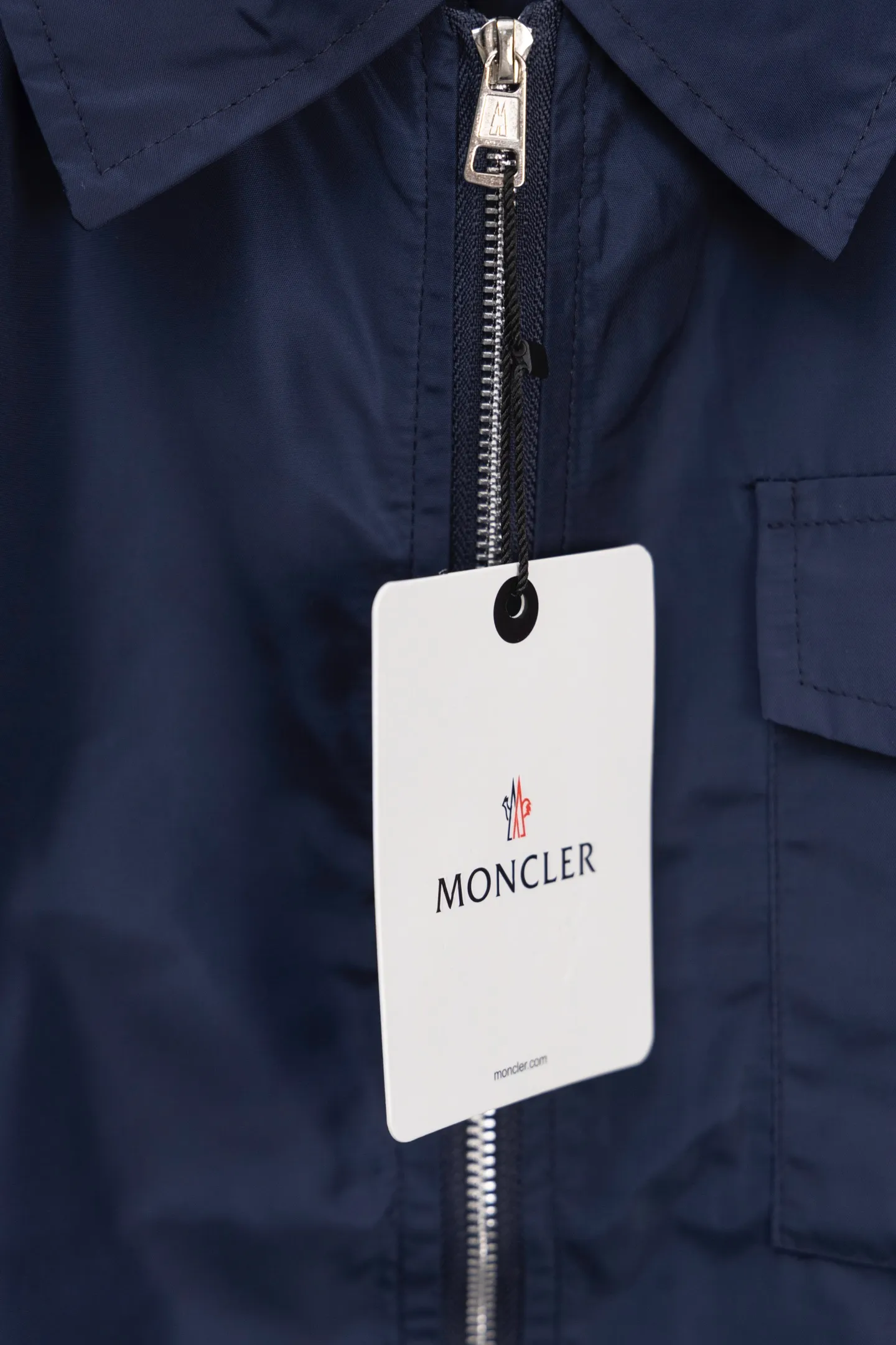 P310 Model No.: M010 Moncler logo zipper shirt jacket. Customized high-quality cotton hidden pattern gabardine. Full of texture. Comfortable and close to the skin. The brown tone exudes restrained tenderness. The iconic Moncler logo embroidered logo is embellished on it to increase brand recognition. Simple and smooth lines. The zipper opening and closing also follows the minimalist principle. Use simplicity as the pen and texture as the ink. Use the simplest elements to outline the most moving fashion picture. Process 1: Use imported special machine infrared to locate the "Moncler logo embroidery", the position is more accurate and strong. Process 2: Template machine to open the bag. The preset template guides the position, shape and size of the bag opening. The accuracy ensures the quality of the bag opening effect. Process 3: The fabrics have been washed and have a better hand feel. Not easy to deform, not easy to shrink, not easy to fade, and maintain long-term beauty. Color: navy black Size: S-XL