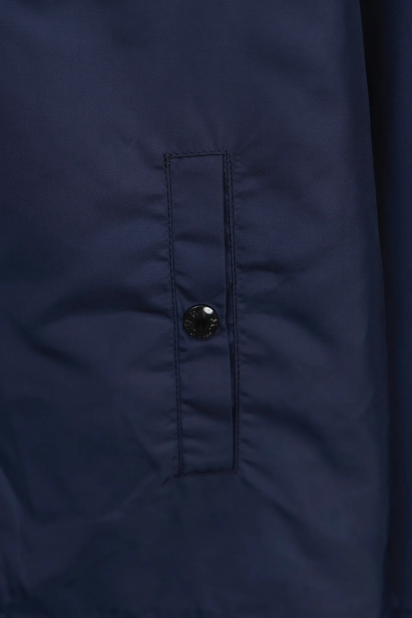 P310 Model No.: M010 Moncler logo zipper shirt jacket. Customized high-quality cotton hidden pattern gabardine. Full of texture. Comfortable and close to the skin. The brown tone exudes restrained tenderness. The iconic Moncler logo embroidered logo is embellished on it to increase brand recognition. Simple and smooth lines. The zipper opening and closing also follows the minimalist principle. Use simplicity as the pen and texture as the ink. Use the simplest elements to outline the most moving fashion picture. Process 1: Use imported special machine infrared to locate the "Moncler logo embroidery", the position is more accurate and strong. Process 2: Template machine to open the bag. The preset template guides the position, shape and size of the bag opening. The accuracy ensures the quality of the bag opening effect. Process 3: The fabrics have been washed and have a better hand feel. Not easy to deform, not easy to shrink, not easy to fade, and maintain long-term beauty. Color: navy black Size: S-XL