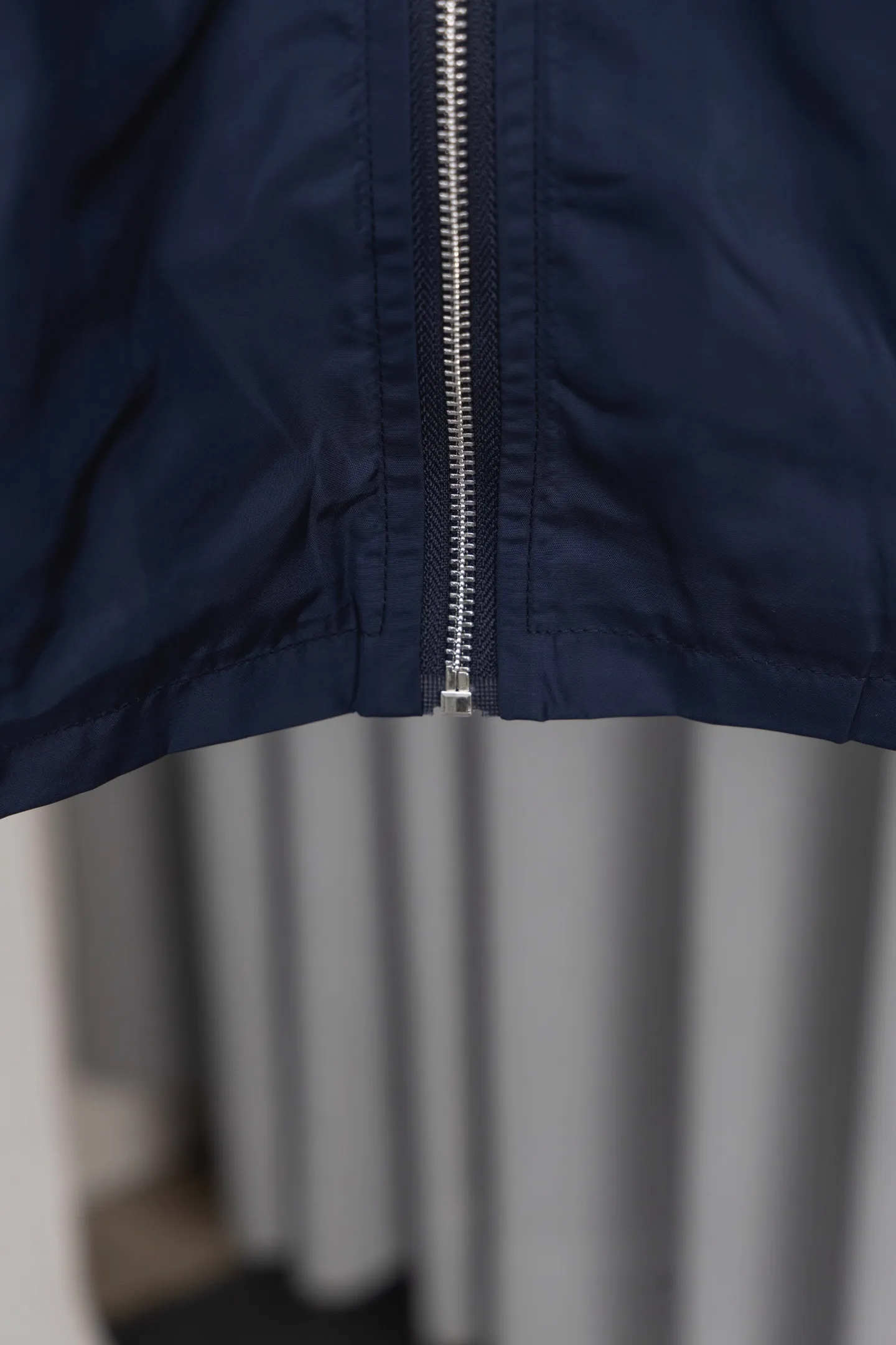 P310 Model No.: M010 Moncler logo zipper shirt jacket. Customized high-quality cotton hidden pattern gabardine. Full of texture. Comfortable and close to the skin. The brown tone exudes restrained tenderness. The iconic Moncler logo embroidered logo is embellished on it to increase brand recognition. Simple and smooth lines. The zipper opening and closing also follows the minimalist principle. Use simplicity as the pen and texture as the ink. Use the simplest elements to outline the most moving fashion picture. Process 1: Use imported special machine infrared to locate the "Moncler logo embroidery", the position is more accurate and strong. Process 2: Template machine to open the bag. The preset template guides the position, shape and size of the bag opening. The accuracy ensures the quality of the bag opening effect. Process 3: The fabrics have been washed and have a better hand feel. Not easy to deform, not easy to shrink, not easy to fade, and maintain long-term beauty. Color: navy black Size: S-XL