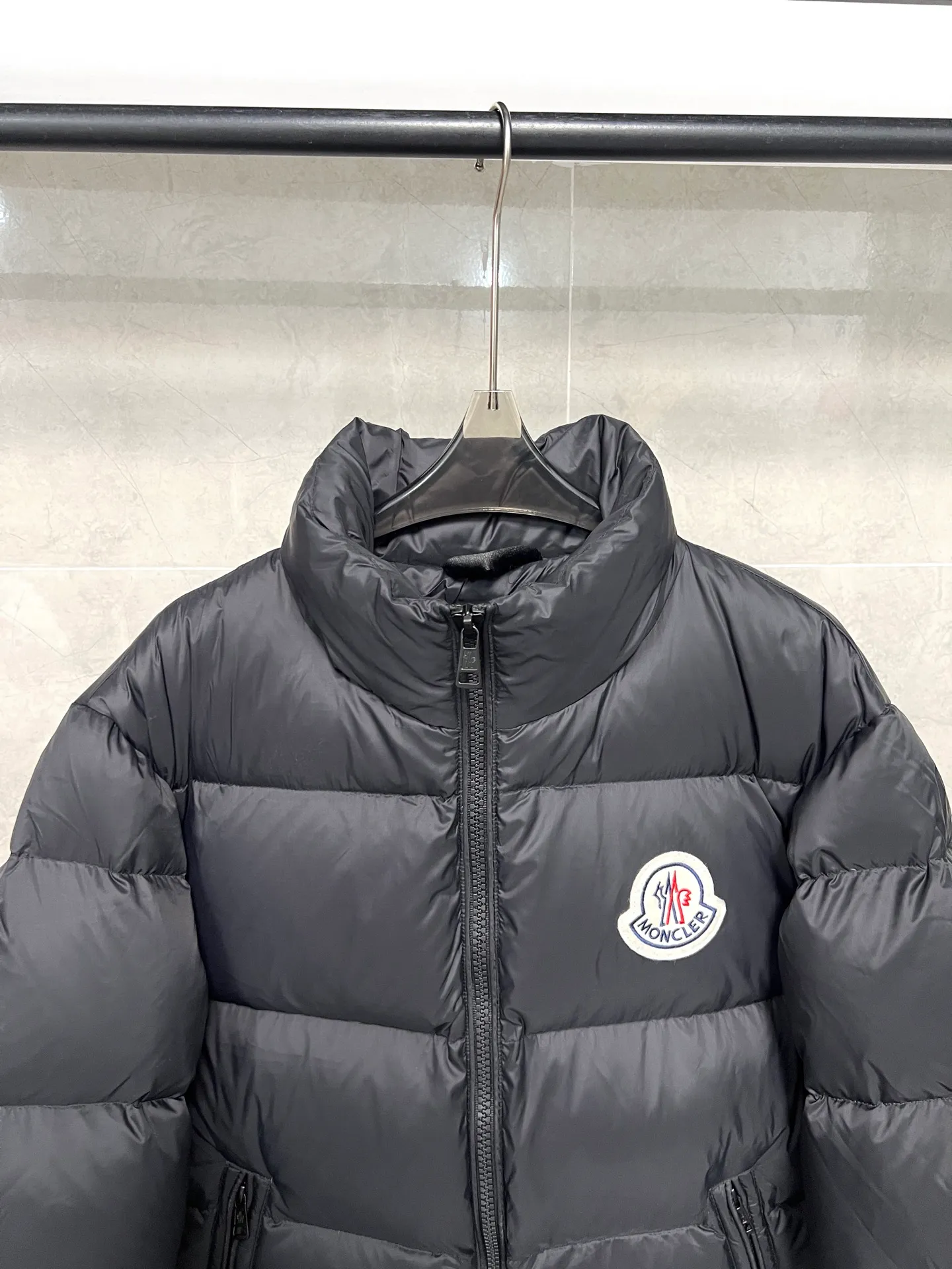 P780 Moncler Citala short men's. Looking at it, there is no version on the market that can match it. 130w + one ton of premium European gooseneck down filling. 850+ fill power, which is twice as thick as the market version and twice as light. (⚠️ Hot color matching, small inventory, accelerated ordering) Citala men's short down is made of pop-colored light fabric, highlighting the vitality of the series.  Citala down is made from lightweight nylon fabric and longue saison lining, making it comfortable and warm without being bulky. This cropped style has a comfortable fit, a signature high collar and a gingham-stitched silhouette. Details •Made from lightweight nylon •Longue saison lining •Down filled (⚠️Premium goose down) •Stand collar •Zip closure •Zip pockets •Elasticized cuffs and hem •Felt logo patch Size : 12345