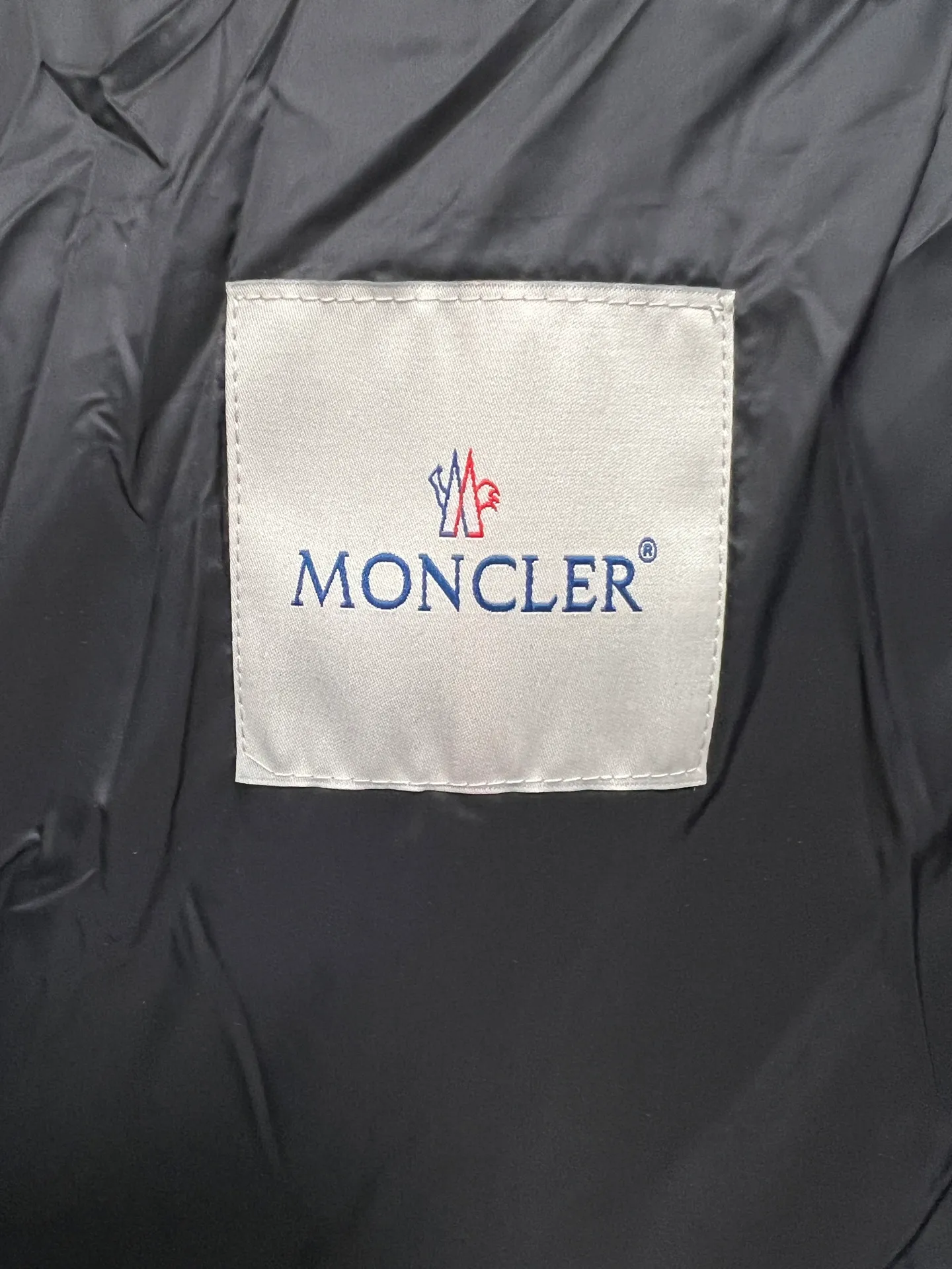 P780 Moncler Citala short men's. Looking at it, there is no version on the market that can match it. 130w + one ton of premium European gooseneck down filling. 850+ fill power, which is twice as thick as the market version and twice as light. (⚠️ Hot color matching, small inventory, accelerated ordering) Citala men's short down is made of pop-colored light fabric, highlighting the vitality of the series.  Citala down is made from lightweight nylon fabric and longue saison lining, making it comfortable and warm without being bulky. This cropped style has a comfortable fit, a signature high collar and a gingham-stitched silhouette. Details •Made from lightweight nylon •Longue saison lining •Down filled (⚠️Premium goose down) •Stand collar •Zip closure •Zip pockets •Elasticized cuffs and hem •Felt logo patch Size : 12345