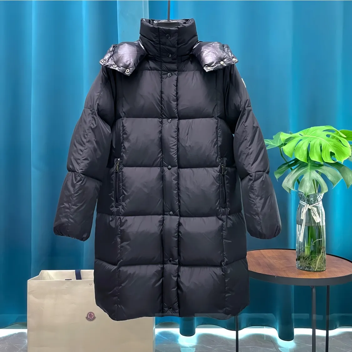P980 Moncler ➡️Mask Litte black and white new long down jacket, the best to keep out the cold! Yuhuang Winter Extra Long Hooded Down Jacket There are thousands of styles of down jackets. As the king at the pinnacle of the down industry, Yuhuang Family will be included in the key repurchase list every year!  Because no matter how cold the wind is and the cold is unbearable, Yuhuang will always accompany you to give you warmth and resist the cold wave!  Made of pure European standard 90% goose down + 10% feathers. Real European standard goose down🦢 When you get the clothes, you can feel the filling and fullness of the down jacket. It is really not on the same level as the market products... The down content is the highest level in the industry. The raw materials are well invested. The best neck down on the goose is selected. The down is light, thin, soft and warm. It is very healing, comfortable and breathable, and as warm as a lover’s hug!  The shiny fabric design is noble and elegant, highlighting the texture! If you touch it with your fingers, you will definitely be conquered by its invincible texture, which is fluffy but not bloated! Everything is Yuhuang’s craftsmanship. Highly praised. It’s extremely eye-catching!