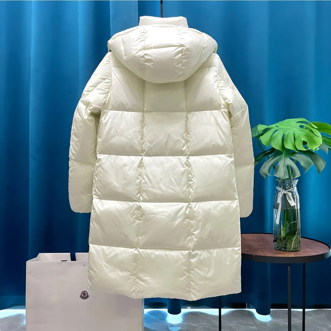P980 Moncler ➡️Mask Litte black and white new long down jacket, the best to keep out the cold! Yuhuang Winter Extra Long Hooded Down Jacket There are thousands of styles of down jackets. As the king at the pinnacle of the down industry, Yuhuang Family will be included in the key repurchase list every year!  Because no matter how cold the wind is and the cold is unbearable, Yuhuang will always accompany you to give you warmth and resist the cold wave!  Made of pure European standard 90% goose down + 10% feathers. Real European standard goose down🦢 When you get the clothes, you can feel the filling and fullness of the down jacket. It is really not on the same level as the market products... The down content is the highest level in the industry. The raw materials are well invested. The best neck down on the goose is selected. The down is light, thin, soft and warm. It is very healing, comfortable and breathable, and as warm as a lover’s hug!  The shiny fabric design is noble and elegant, highlighting the texture! If you touch it with your fingers, you will definitely be conquered by its invincible texture, which is fluffy but not bloated! Everything is Yuhuang’s craftsmanship. Highly praised. It’s extremely eye-catching!