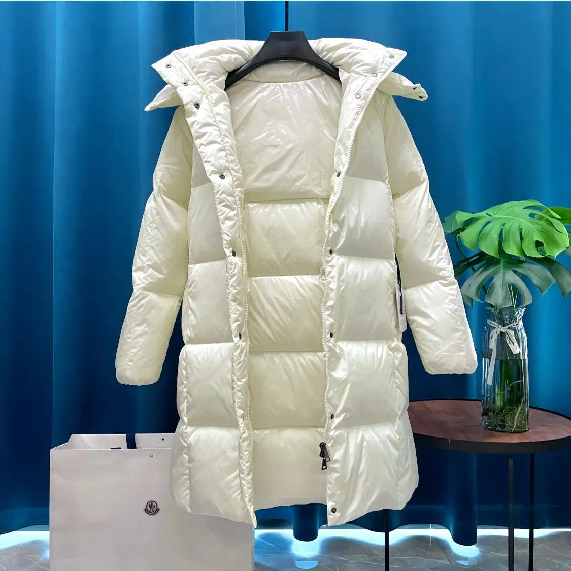 P980 Moncler ➡️Mask Litte black and white new long down jacket, the best to keep out the cold! Yuhuang Winter Extra Long Hooded Down Jacket There are thousands of styles of down jackets. As the king at the pinnacle of the down industry, Yuhuang Family will be included in the key repurchase list every year!  Because no matter how cold the wind is and the cold is unbearable, Yuhuang will always accompany you to give you warmth and resist the cold wave!  Made of pure European standard 90% goose down + 10% feathers. Real European standard goose down🦢 When you get the clothes, you can feel the filling and fullness of the down jacket. It is really not on the same level as the market products... The down content is the highest level in the industry. The raw materials are well invested. The best neck down on the goose is selected. The down is light, thin, soft and warm. It is very healing, comfortable and breathable, and as warm as a lover’s hug!  The shiny fabric design is noble and elegant, highlighting the texture! If you touch it with your fingers, you will definitely be conquered by its invincible texture, which is fluffy but not bloated! Everything is Yuhuang’s craftsmanship. Highly praised. It’s extremely eye-catching!
