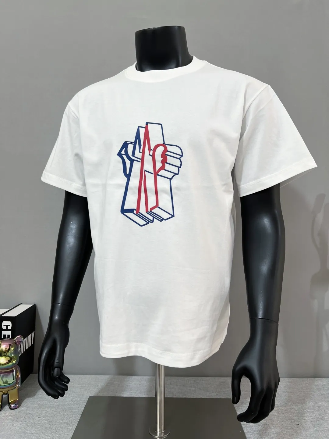 P140 Meng Mou MONCLER designer 2026ss soft rubber printed round neck short-sleeved T-shirt, with three-dimensional pattern and large logo. It is made of 240g double yarn 100% cotton fabric, imported woven thread, and the neckline is boned and not easy to change. Shape, factory high-temperature washing process, fabric is soft and breathable, does not shrink, NCF wash mark identification, details are in place and the upper body looks good, European size version, loose and suitable, color: black, white, size XS-L (can wear up to 200 pounds)