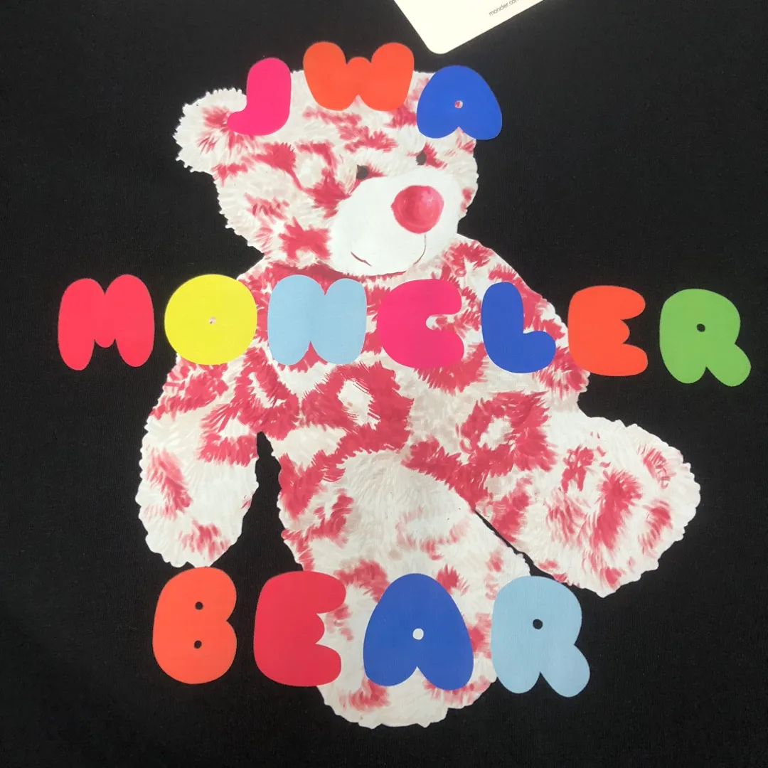P160 🔥MONCLER The latest short-sleeved T-shirt for couples ~ Colorful bear element print ~ The fabric upper body is comfortable and breathable, not stiff, slim cut, made of high-end custom-made pure cotton fabric! The upper body is comfortable and stylish, and it can be worn alone as an inner layer. It is a must-have for fashionistas! ! ! Color: black white Size: S～XL (loose version, please state your height and weight when placing an order)