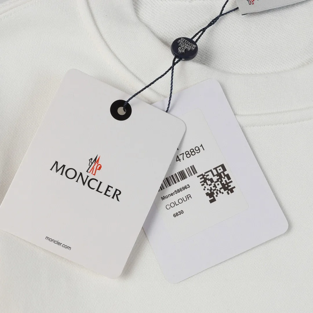 P220 Style No.: 858 〈MONCLER〉 Meng Mouth Heavy Embroidery + Printed Round Neck Sweatshirt The price of the Meng Mouth Sweatshirt is actually quite advantageous. Anyone who has been to the counter should know that the price of the Meng Mouth sweater is not much cheaper than Gucci Burberry. It is just relatively low-key and unwilling to hype. It is a picture that you want to buy or not. The existence of aloofness... ✅460 grams of 100% cotton wool-eating fabric OS version is too large ✅Matched with the original high-weight double yarn thread ✅Correct three-needle and five-thread craftsmanship Chain edge ✅The embroidery has been over-molded The upper body is not pierced Color: Black White Size S M L