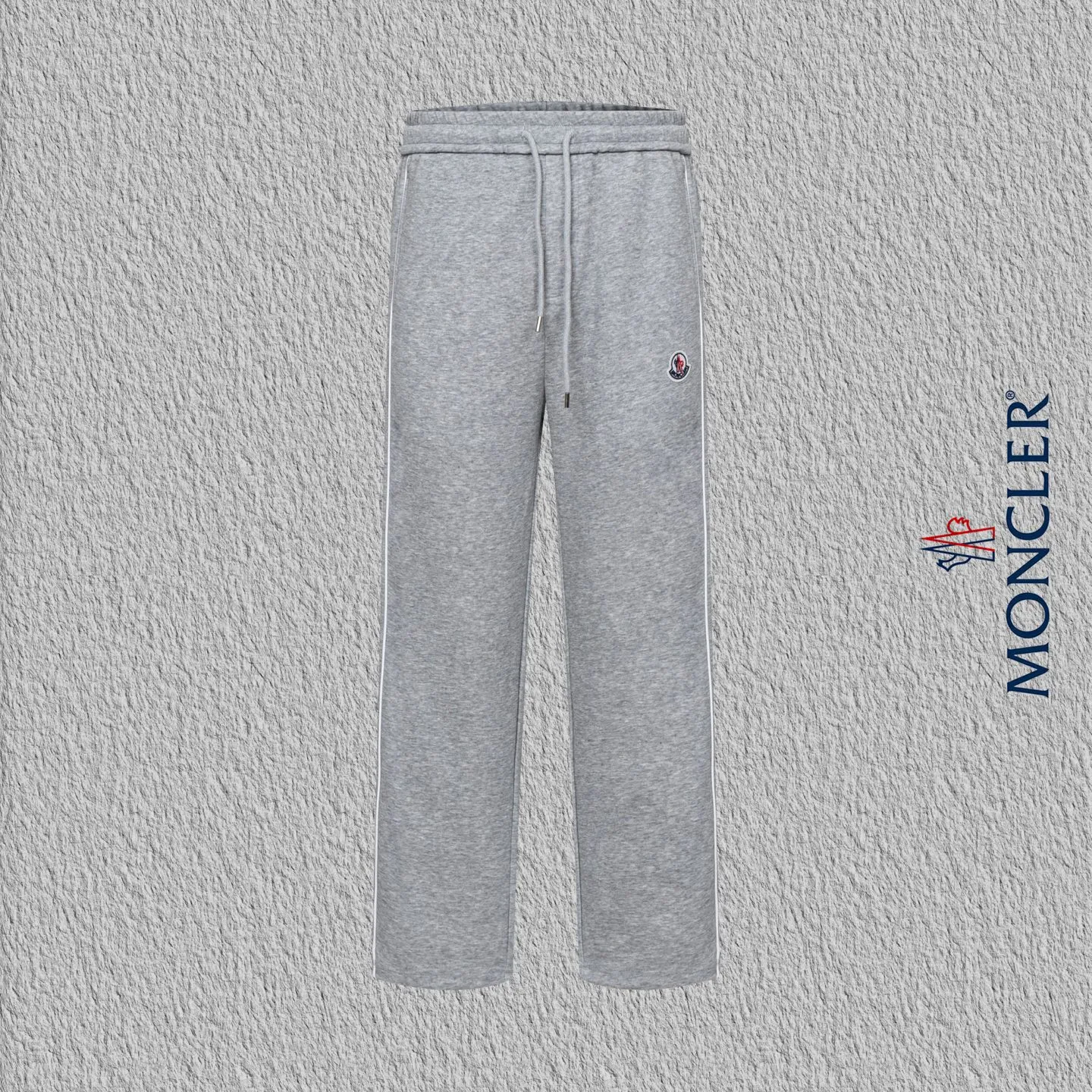 P230 Style No. B168 Masked small label flame embroidered line webbing sweatpants MONCLER official website consistent style Fabric: 450g high-weight premium composite fabric Same color woven and dyed elastic waist in the same color Classic letter small label full embroidery➕customized ribbon Supporting: complete three labels Cardboard oil paper code sticker packaging High temperature pre-shrinking process before production will not shrink and deformation Imported machine professional plate production os version Can wear up to 200 pounds. The size is measured manually. The error of 2-3cm is normal. Color: black gray size: s m l xl