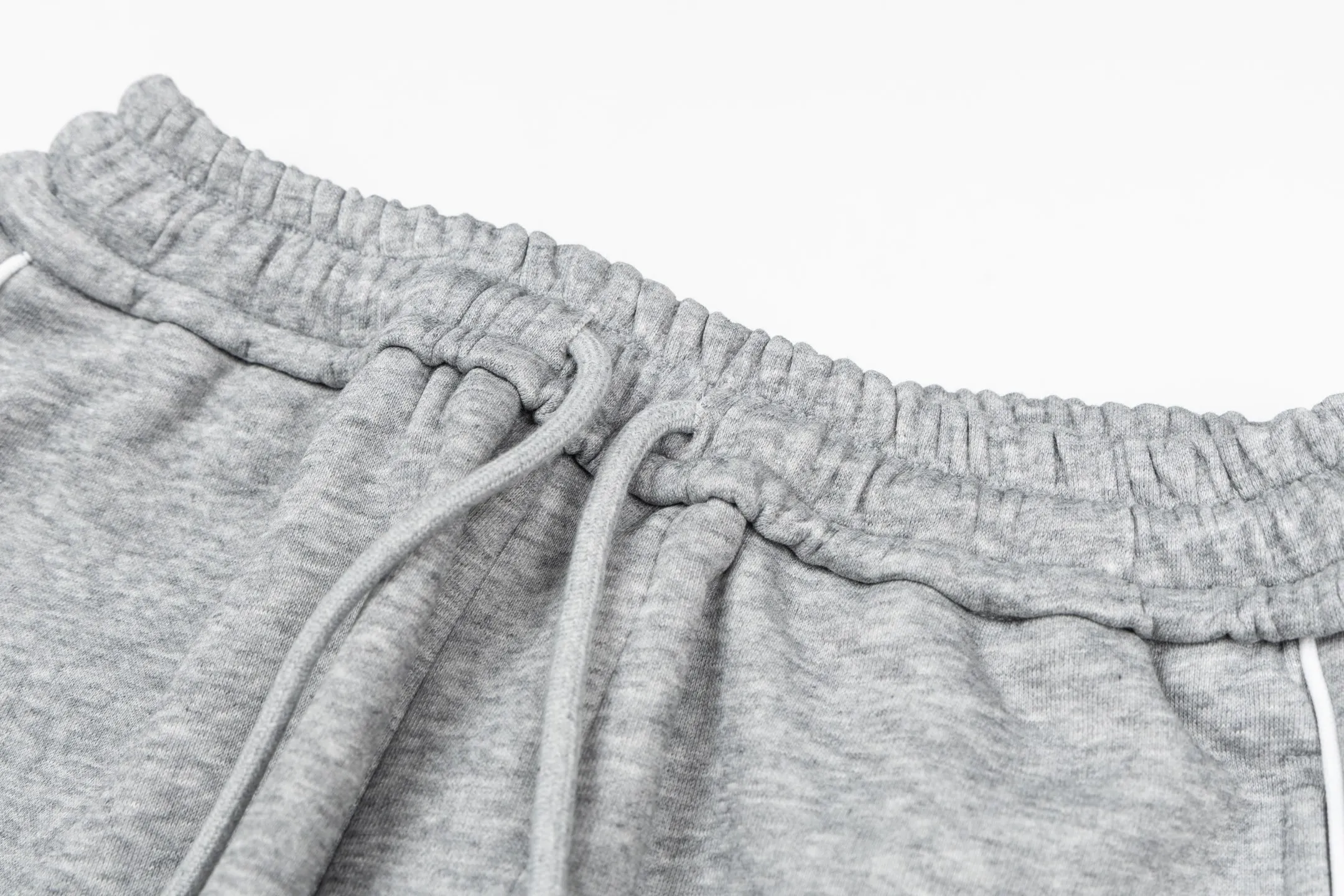 P230 Style No. B168 Masked small label flame embroidered line webbing sweatpants MONCLER official website consistent style Fabric: 450g high-weight premium composite fabric Same color woven and dyed elastic waist in the same color Classic letter small label full embroidery➕customized ribbon Supporting: complete three labels Cardboard oil paper code sticker packaging High temperature pre-shrinking process before production will not shrink and deformation Imported machine professional plate production os version Can wear up to 200 pounds. The size is measured manually. The error of 2-3cm is normal. Color: black gray size: s m l xl