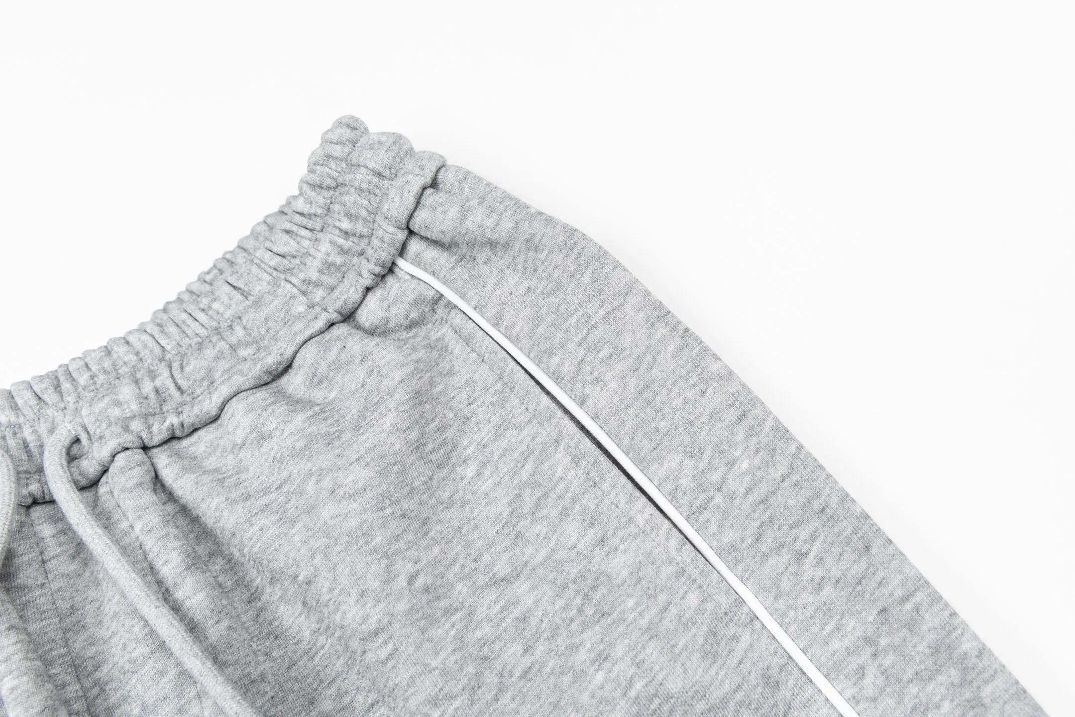 P230 Style No. B168 Masked small label flame embroidered line webbing sweatpants MONCLER official website consistent style Fabric: 450g high-weight premium composite fabric Same color woven and dyed elastic waist in the same color Classic letter small label full embroidery➕customized ribbon Supporting: complete three labels Cardboard oil paper code sticker packaging High temperature pre-shrinking process before production will not shrink and deformation Imported machine professional plate production os version Can wear up to 200 pounds. The size is measured manually. The error of 2-3cm is normal. Color: black gray size: s m l xl