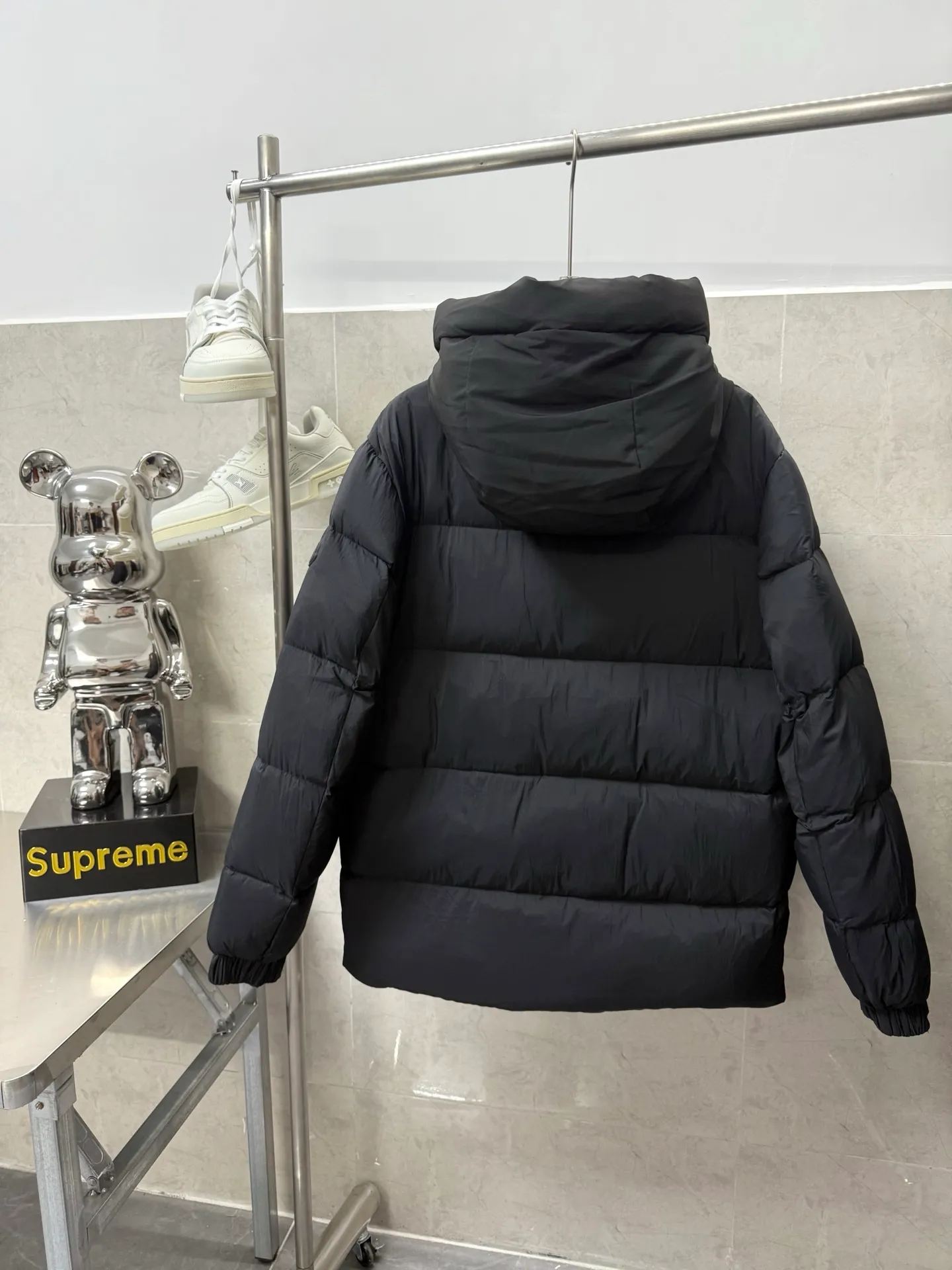 P860 Moncler Black Samurai three-dimensional embossed letter down jacket, autumn and winter new madeira. Black Samurai neck scarf hooded mid-length down jacket official website hard to find black and gray colors available in stock with 95% goose down filling. The Madeira down jacket is a common item in the functional wardrobe. It is made of Longuesaison nylon, providing excellent warmth and light comfort. Presented in calm neutral tones with a relaxed fit Color: Black Gray White Size: 12345