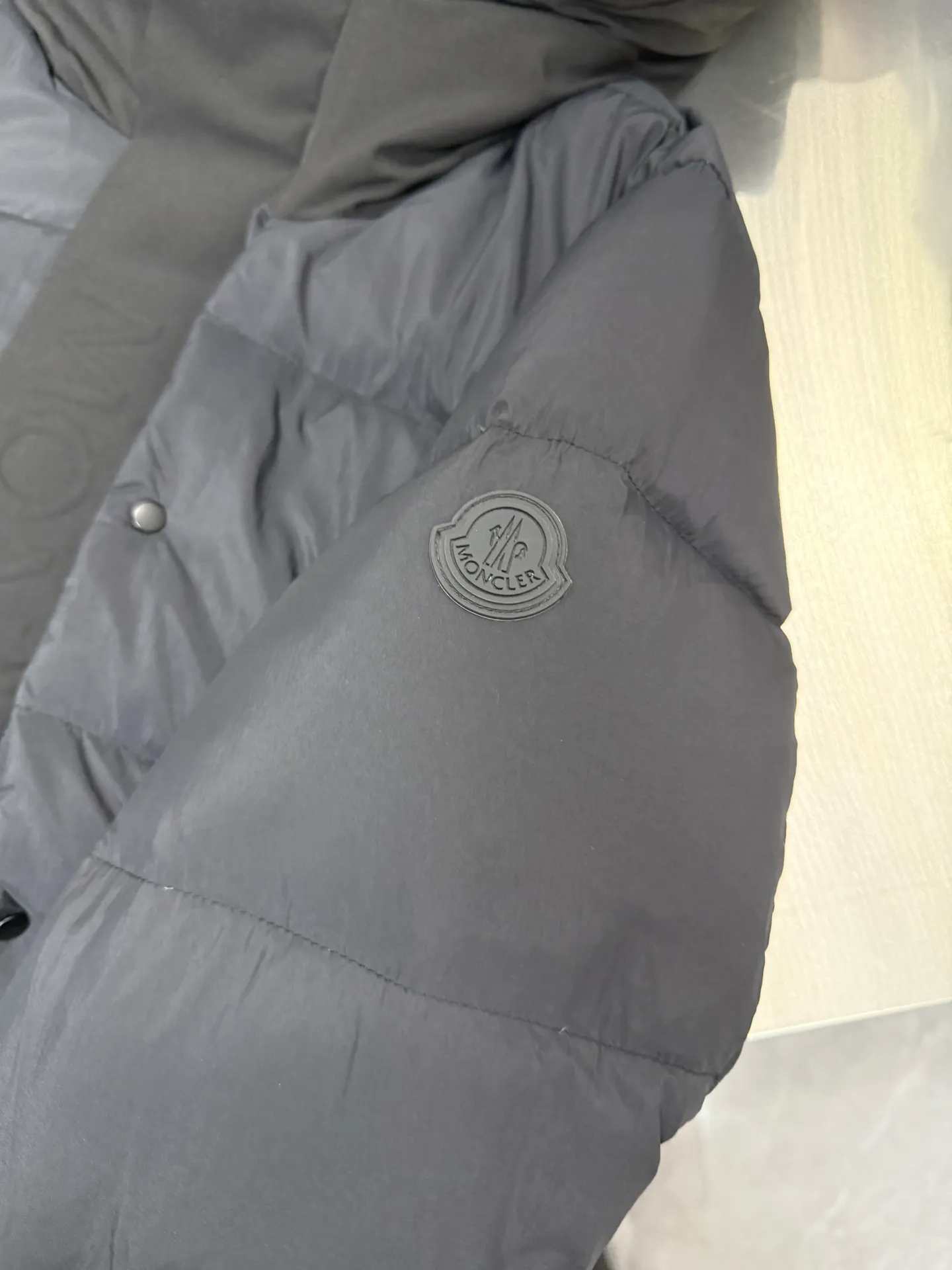 P860 Moncler Black Samurai three-dimensional embossed letter down jacket, autumn and winter new madeira. Black Samurai neck scarf hooded mid-length down jacket official website hard to find black and gray colors available in stock with 95% goose down filling. The Madeira down jacket is a common item in the functional wardrobe. It is made of Longuesaison nylon, providing excellent warmth and light comfort. Presented in calm neutral tones with a relaxed fit Color: Black Gray White Size: 12345